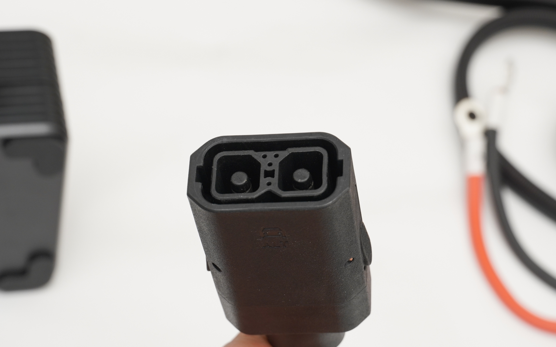 バッテリ側へのコネクター。大電流が流れるために大きい