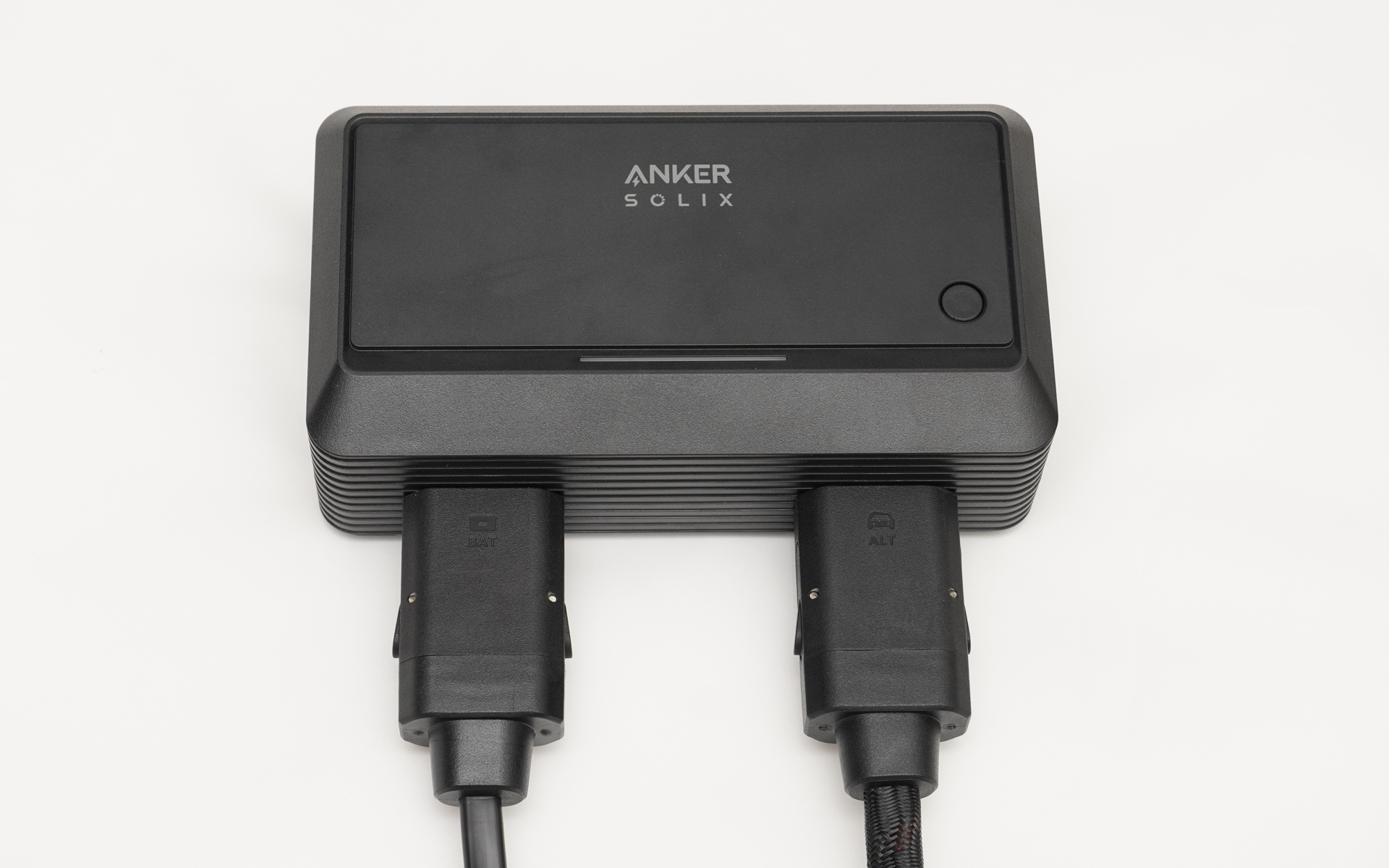 Anker Solix オルタネーターチャージャーの本体。右側のコネクターがクルマのバッテリにつながっている。「ALT」と印があるのはクルマのオルタネーター（発電機）に向かうためと思われる。左は「BAT」でポータブル電源をバッテリとしていると思われる