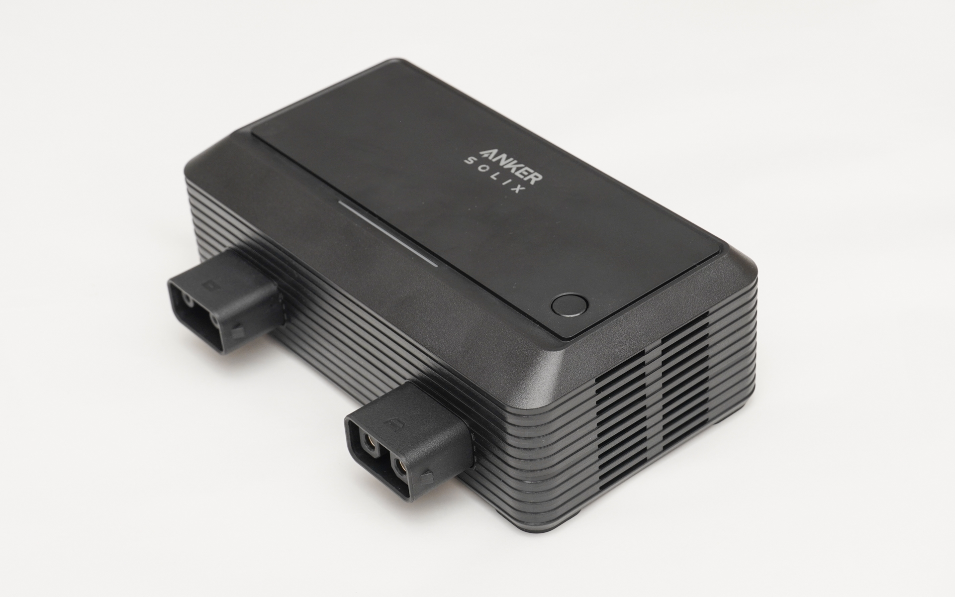 Anker Solix オルタネーターチャージャーの本体。厚みがあるため室内の壁に付けた場合に少し出っ張る