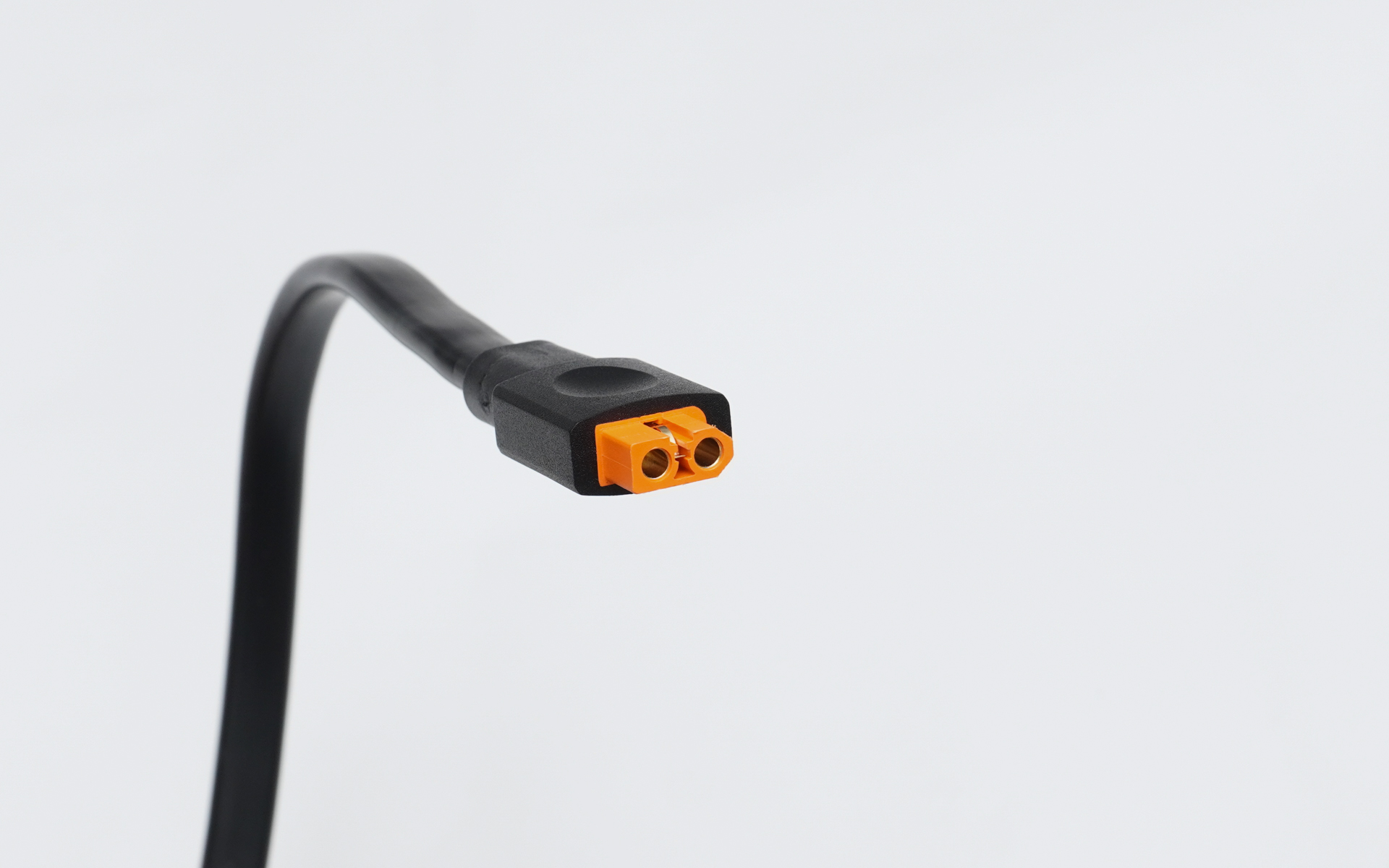 ポータブル電源へ接続するコネクター。電源のプラスとマイナスのほか、中間に信号線があるXT60iと呼ばれるコネクターを採用している