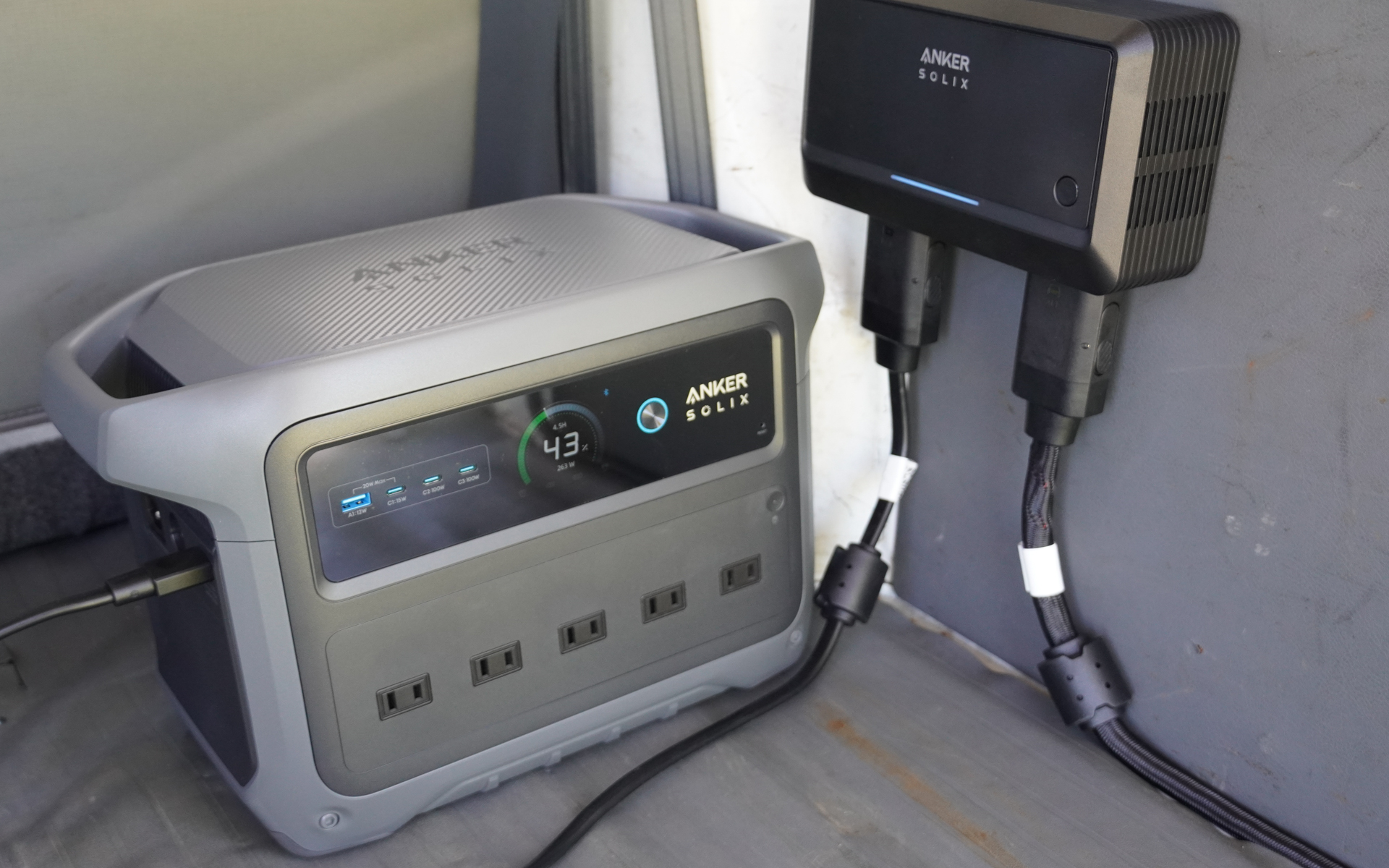 Anker Solix オルタネーターチャージャーを設置し、ポータブル電源「Anker Solix C1000 Gen 2 Portable Power Station」を充電している
