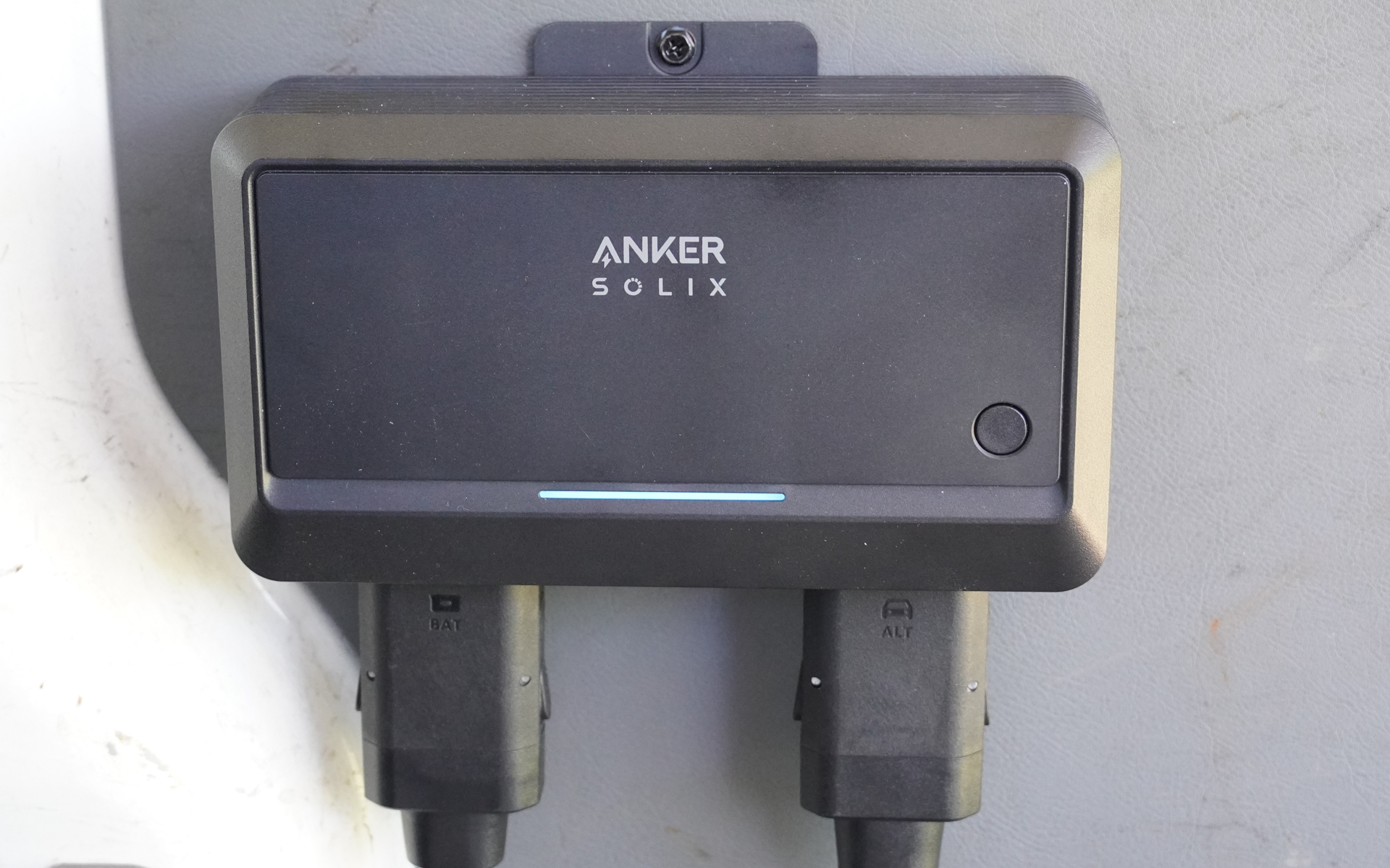 走行充電器は設置しただけでは使えない。アプリから初期設定が必要だ