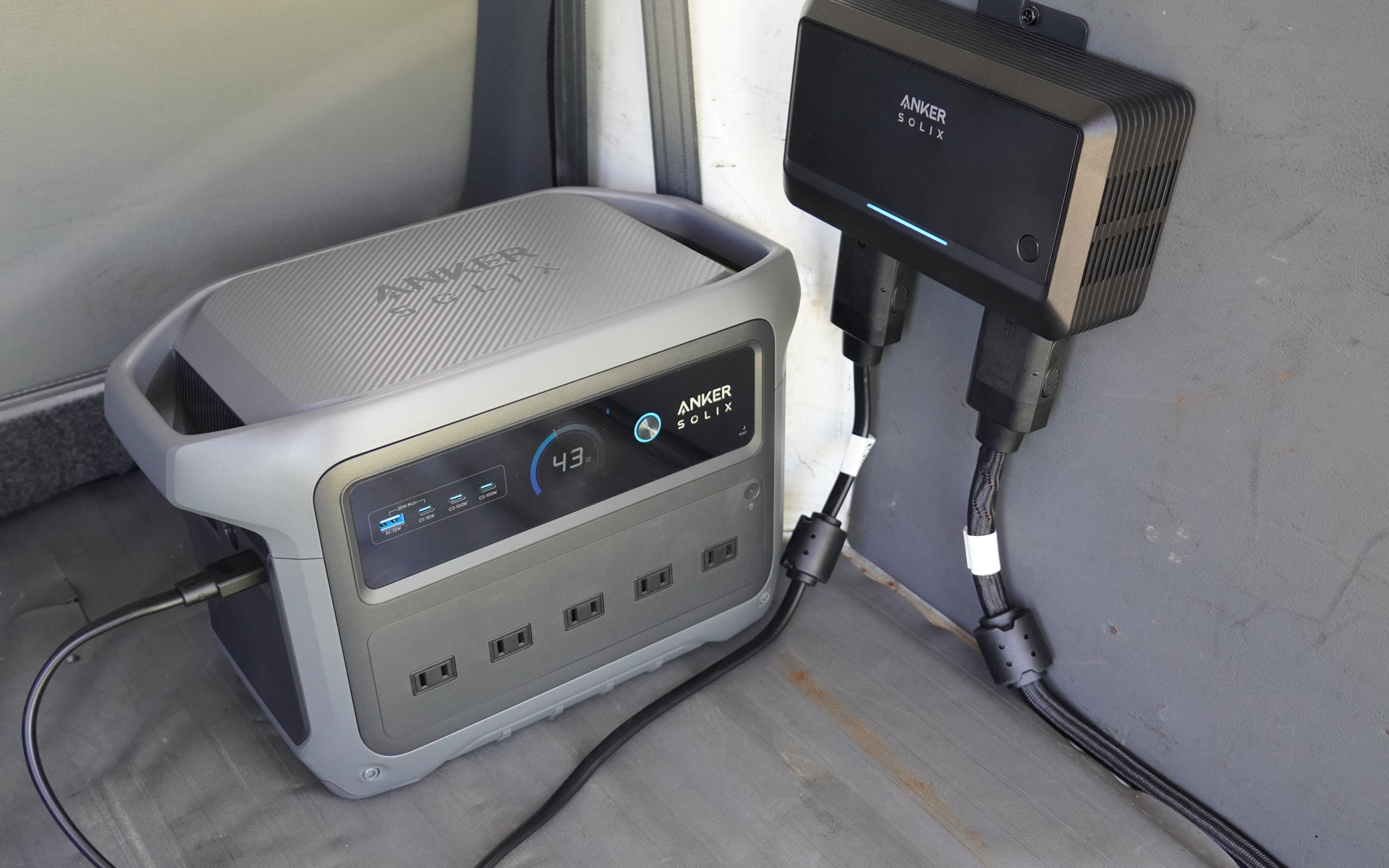 ポータブル電源と接続して出発。エンジンをかけていないので充電はしていないためポータブル電源の目盛りは青だ