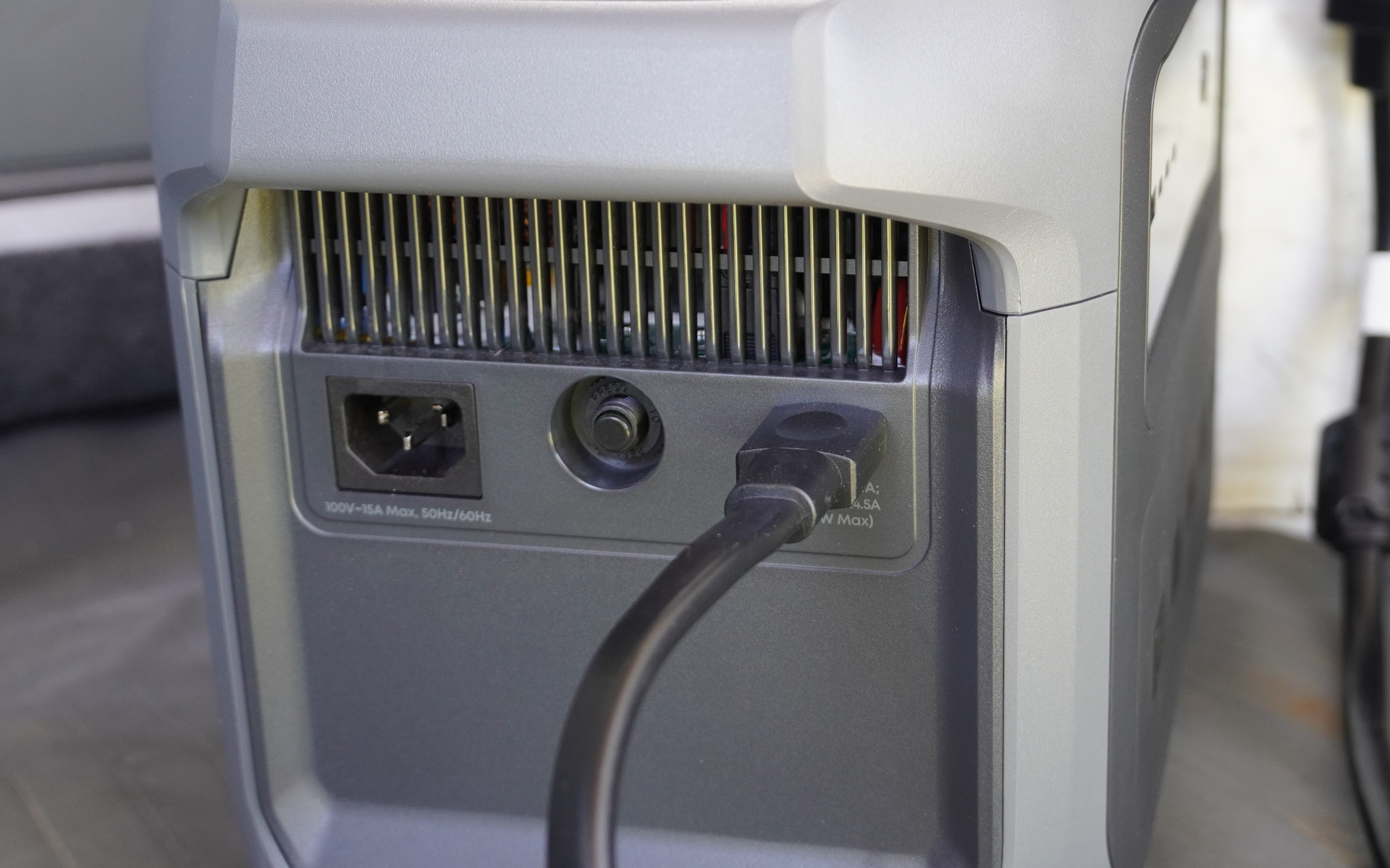 充電はポータブル電源の外部入力であるXT60iコネクターに接続する