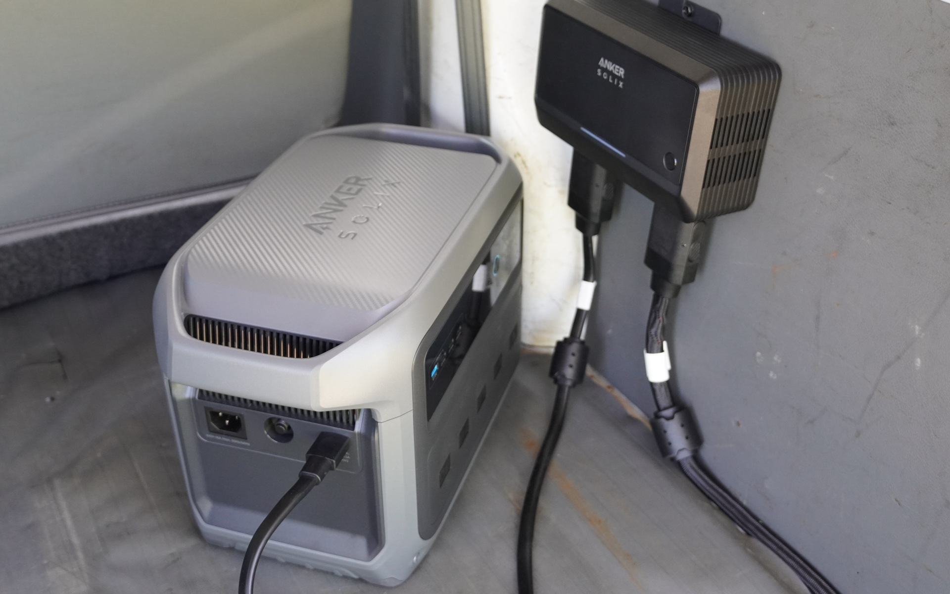 コネクターはポータブル電源の取っ手よりも出っ張るので、走行中、ポータブル電源が動いてコネクター部分を破損しないよう、しっかり固定したい