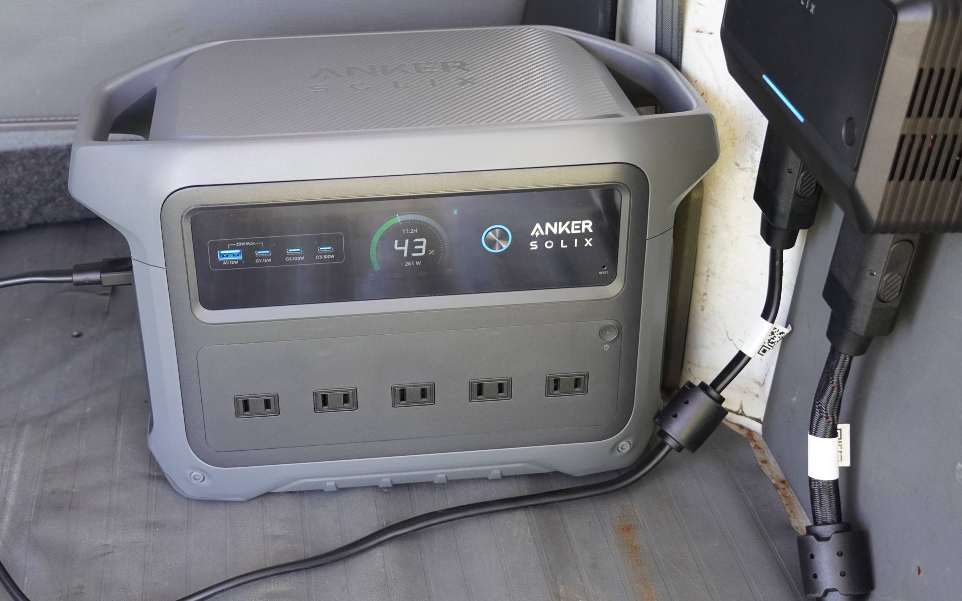 走行充電器「Anker Solix オルタネーターチャージャー」があると車内でのポータブル電源の利用がはかどる