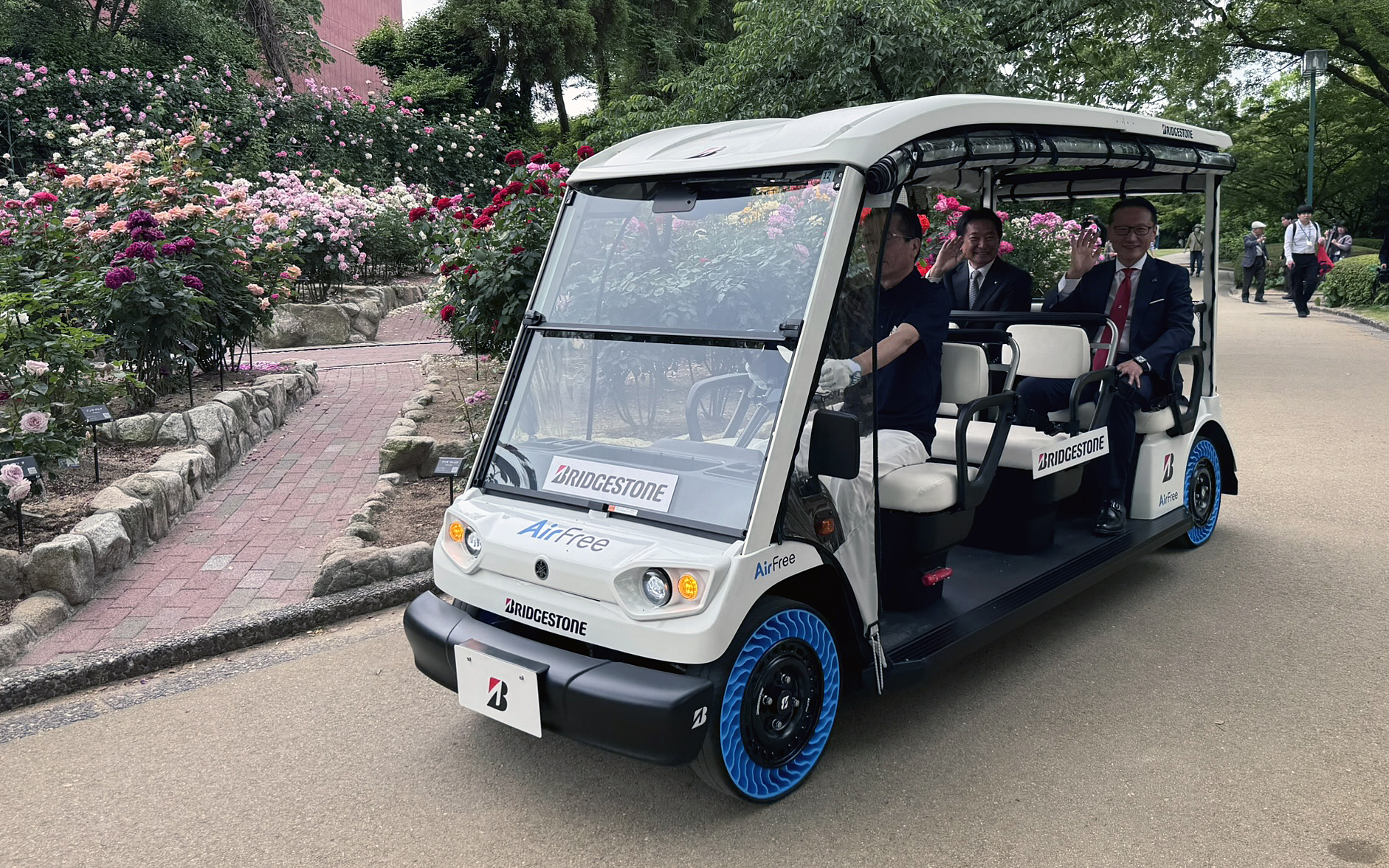 田村氏と原口市長は実証実験車両に乗り、石橋文化センターの周遊を体験。田村氏は「自慢のエアフリーは一度乗ってみると乗り心地がよく、新世代のタイヤとして皆さまのお役に立てるように、新しい社会の価値になるようにわれわれもさらなる開発を進めたい」とコメント