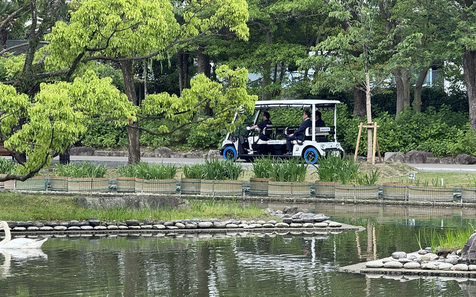 田村氏と原口市長は実証実験車両に乗り、石橋文化センターの周遊を体験。田村氏は「自慢のエアフリーは一度乗ってみると乗り心地がよく、新世代のタイヤとして皆さまのお役に立てるように、新しい社会の価値になるようにわれわれもさらなる開発を進めたい」とコメント