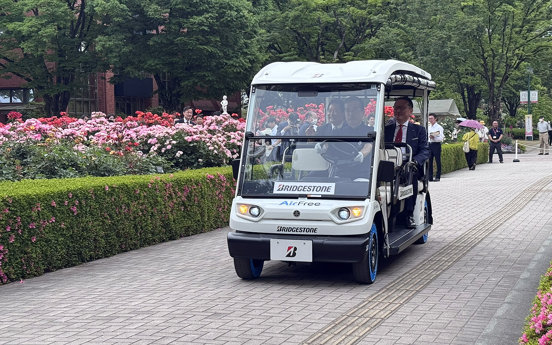 田村氏と原口市長は実証実験車両に乗り、石橋文化センターの周遊を体験。田村氏は「自慢のエアフリーは一度乗ってみると乗り心地がよく、新世代のタイヤとして皆さまのお役に立てるように、新しい社会の価値になるようにわれわれもさらなる開発を進めたい」とコメント