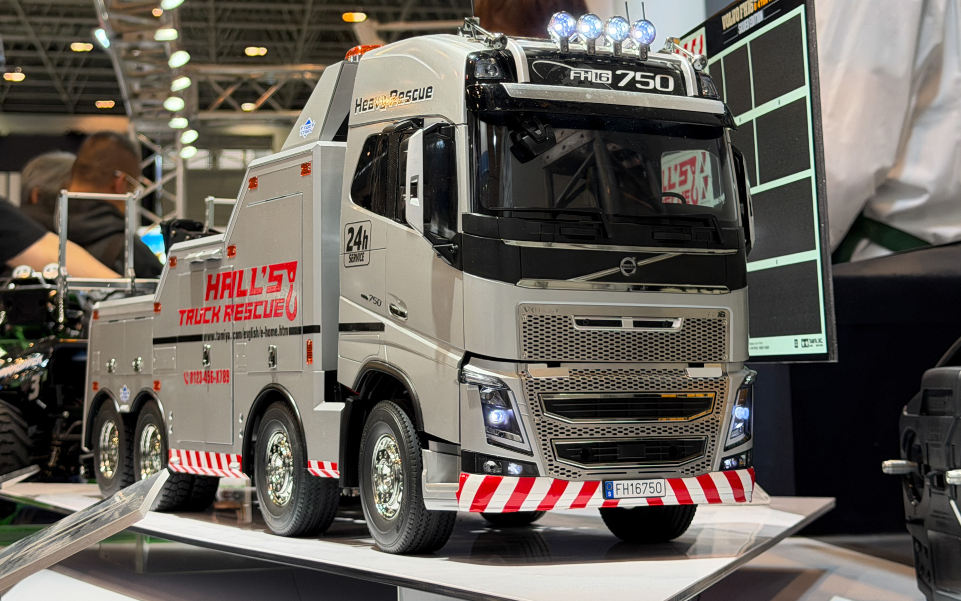 1/14RC ボルボ FH16 750 8×4レッカートラック（シルバーエディション）