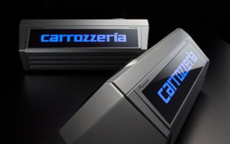 夜間には「カロッツェリア」ロゴがブルーに発光するイルミネーションを搭載