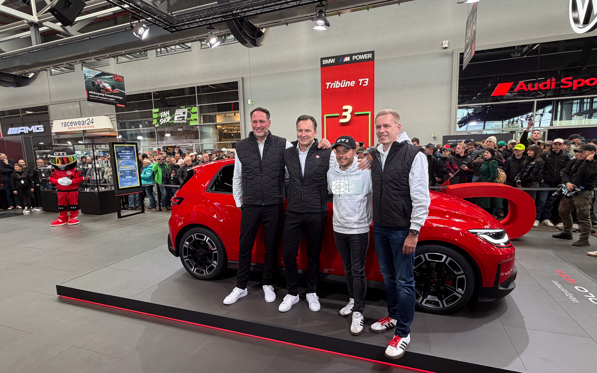 アンベールメンバーがバッテリEV「ID. Polo GTI」と記念写真