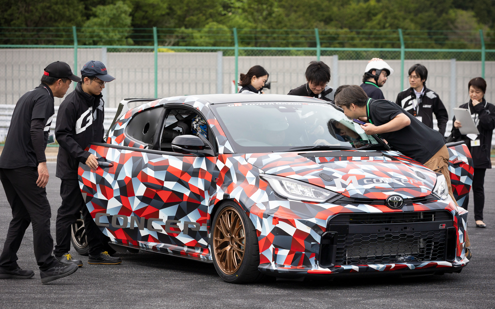 トヨタ自動車がGRブランドの本格スポーツカーとして開発中の「GRヤリスMコンセプト」。現在は新型2.0リッターエンジンを搭載する方向での開発が続いている