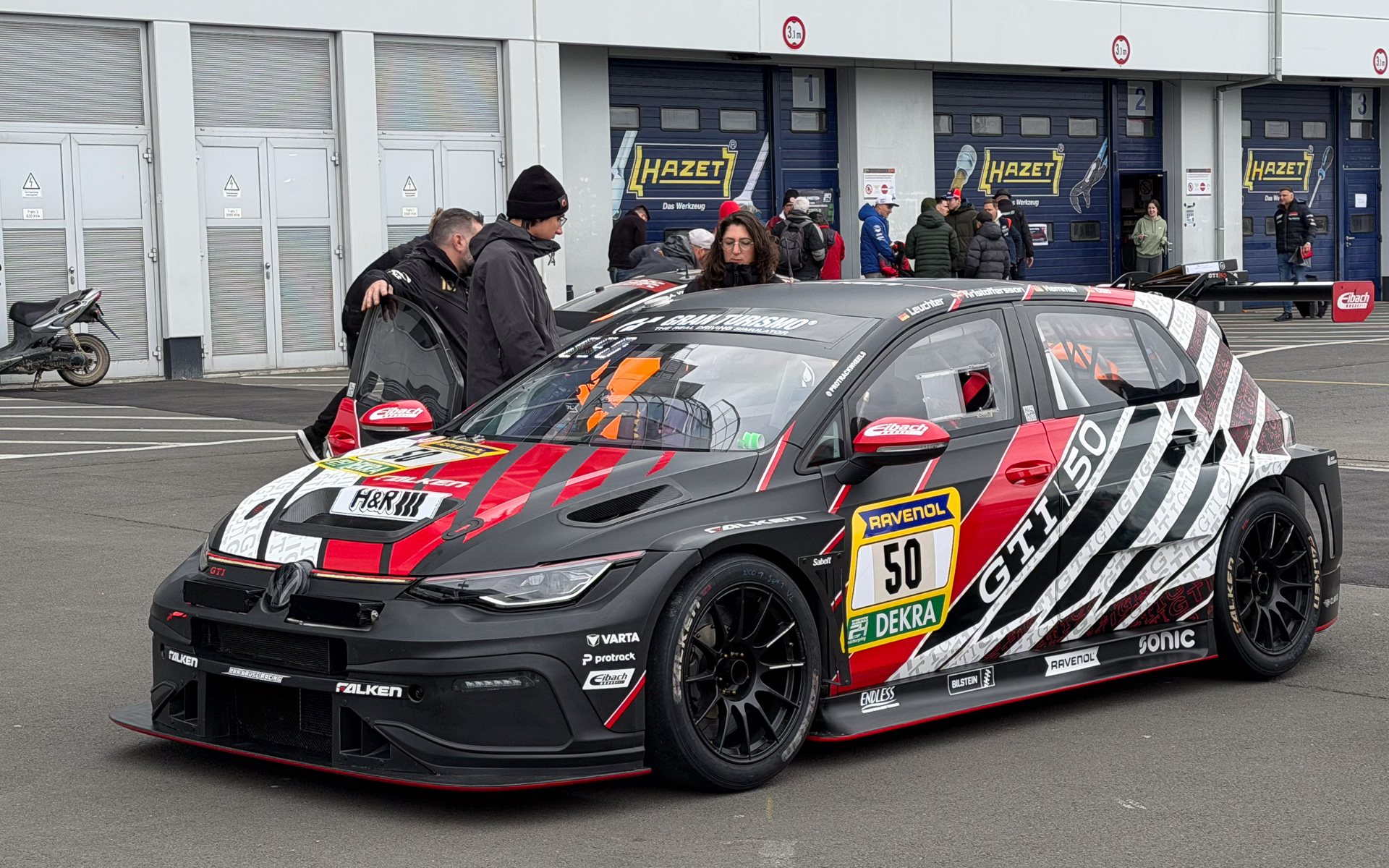 車検場へ向かうVW Golf GTI Clubsport 24h