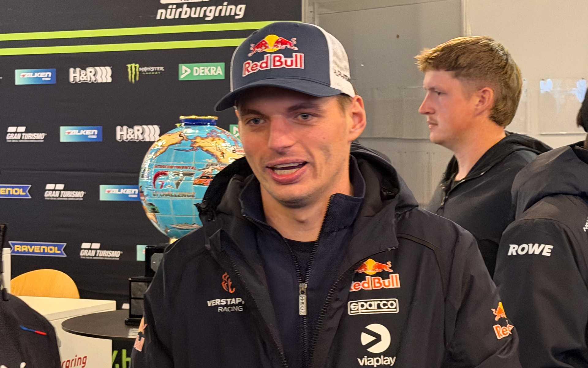 ドライバーブリーフィングのためにプレスセンターを訪れたマックス・フェルスタッペン選手。ブリーフィング前に談笑
