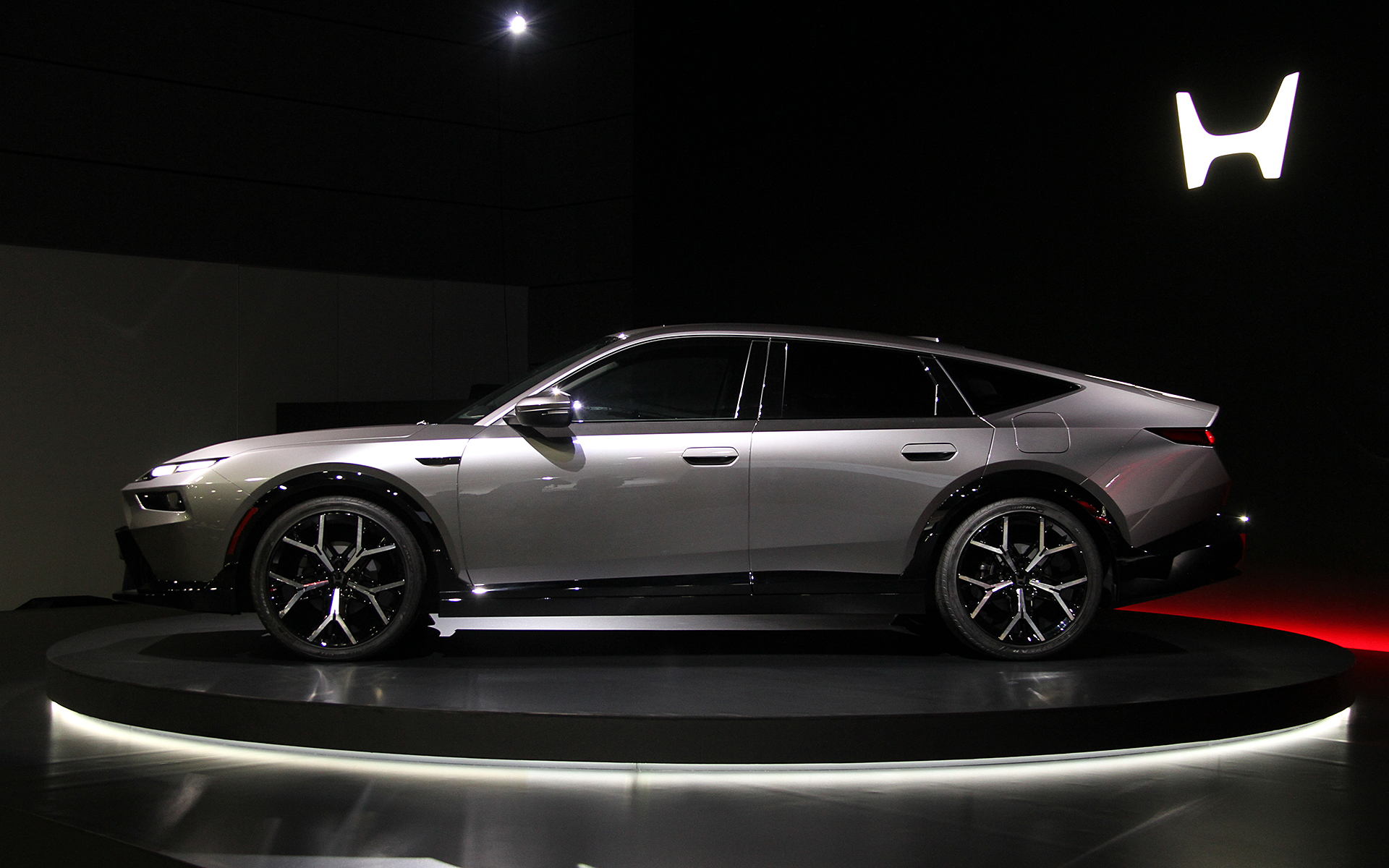 次世代ハイブリッド車のプロトタイプ「Honda Hybrid Sedan Prototype」