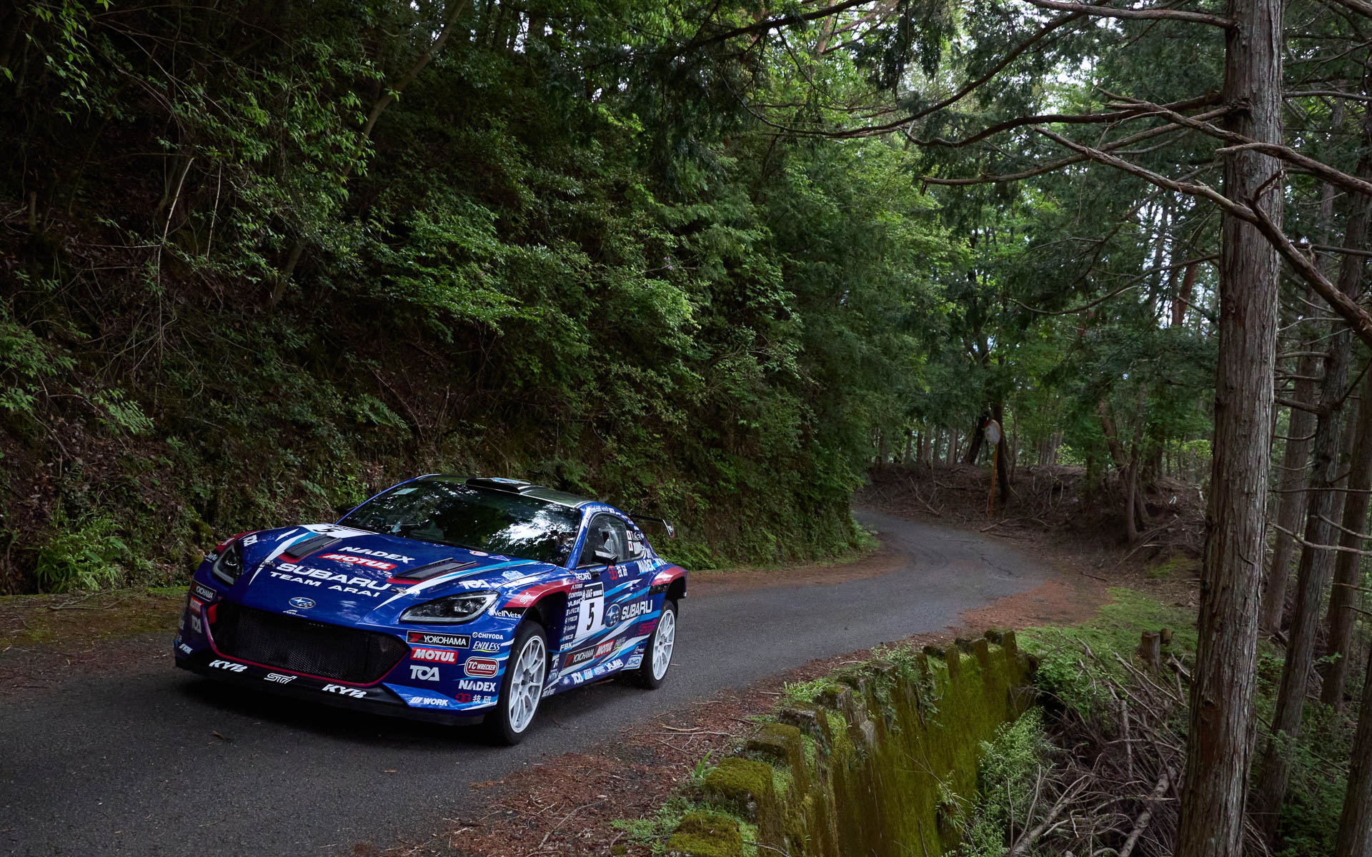 新井敏弘選手は現在もFA24エンジンにターボを搭載した「BRZ」ベースのラリーマシン「SUBARU Boxer Rally spec.Z」で全日本ラリーに参戦している