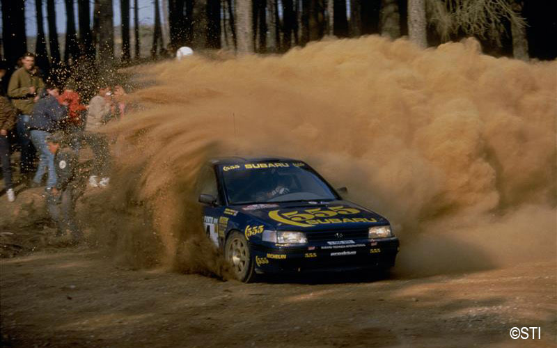 1993年から「スバルのラリーと言えばこの色」となるネイビーブルー×イエローの555のカラーリングとなった