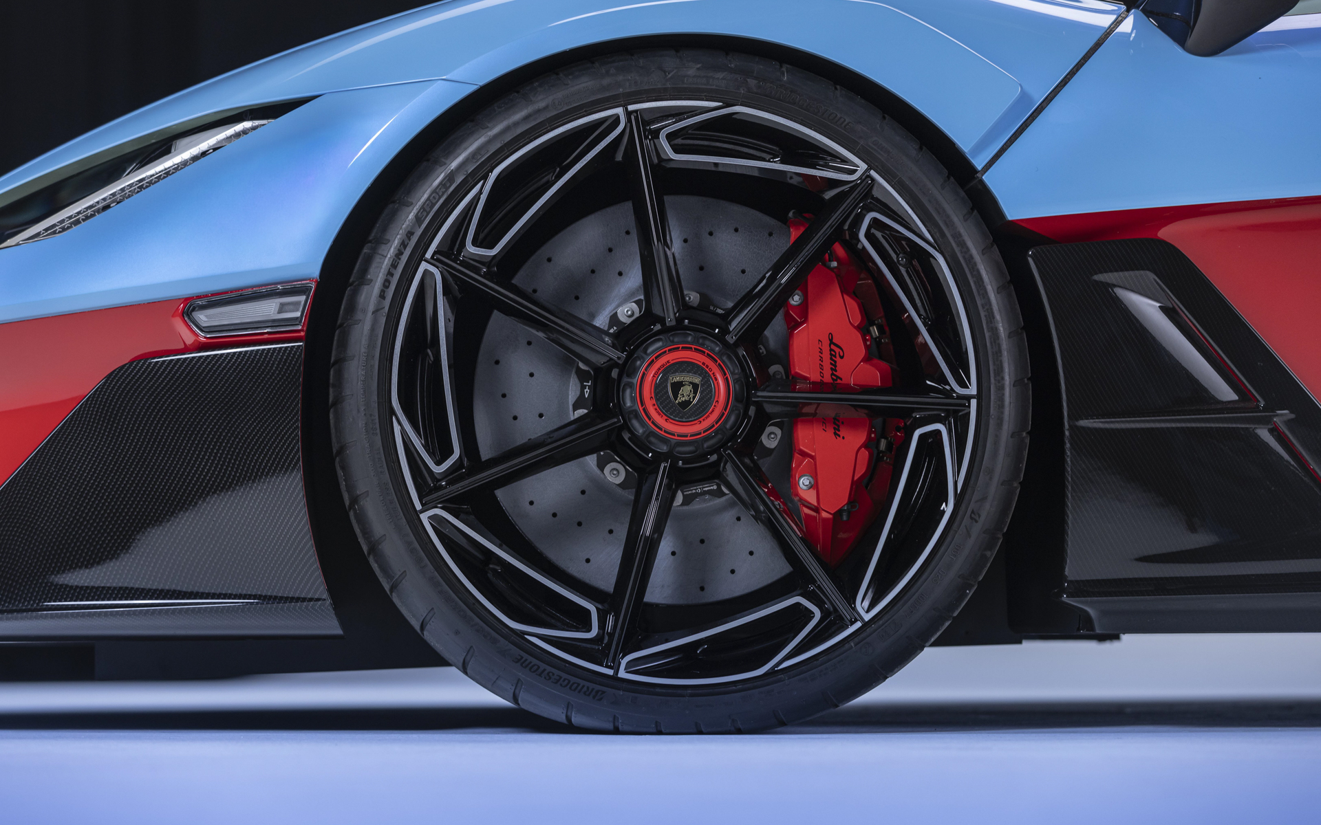 ブレーキはCCM-R Plusカーボンセラミック・ディスク、タイヤはブリヂストン「ポテンザ・スポーツ」