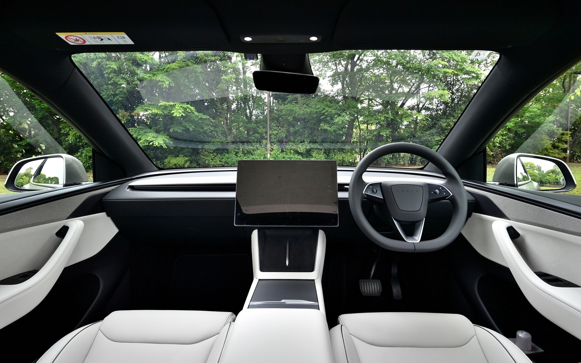 内装の標準色は「オールブラック」。試乗車の内装色12万6000高の「ゼングレー」
