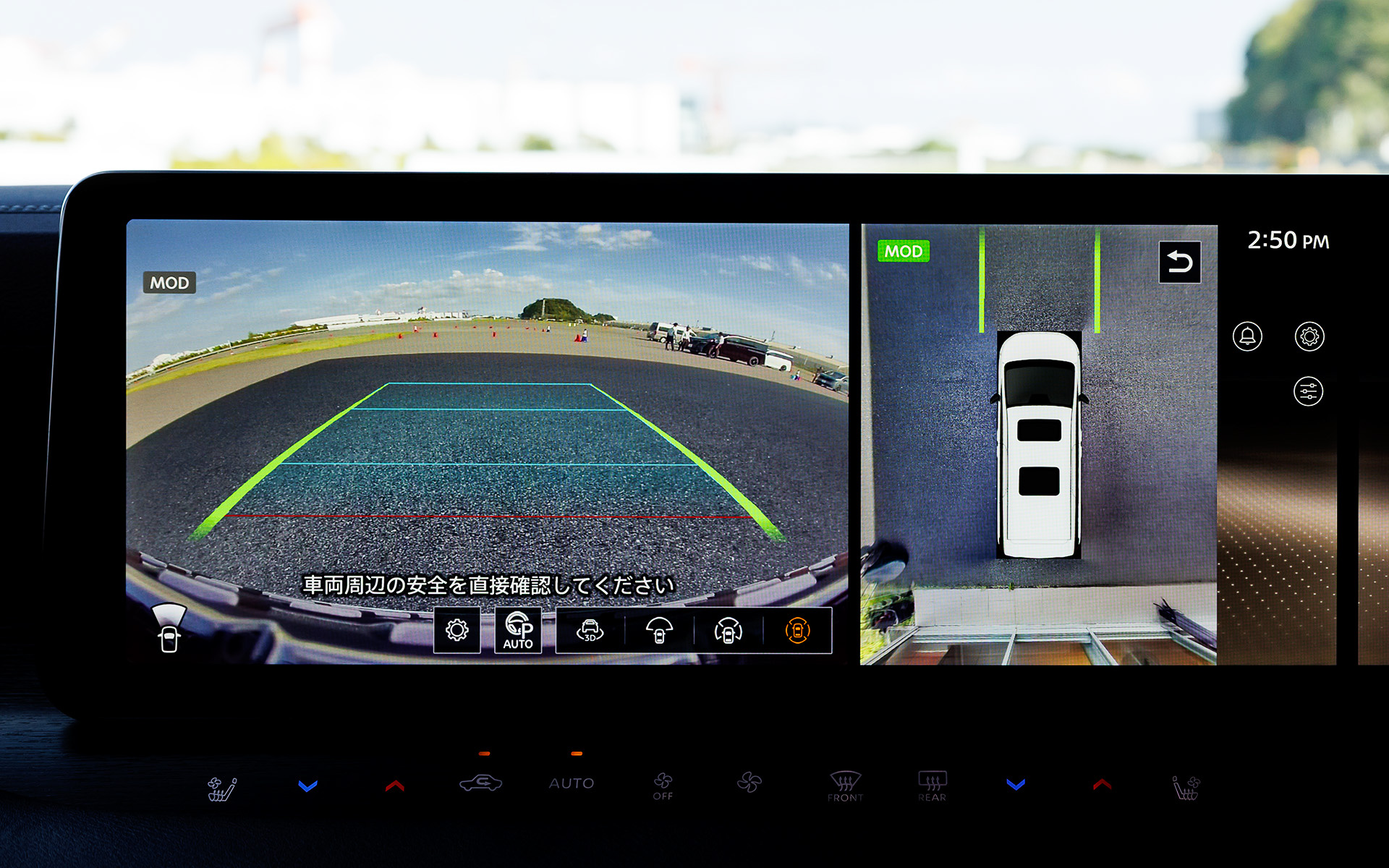 センター、メーターディスプレイに国内モデルとして初となるという14.3インチの大画面統合型インターフェースディスプレイを採用