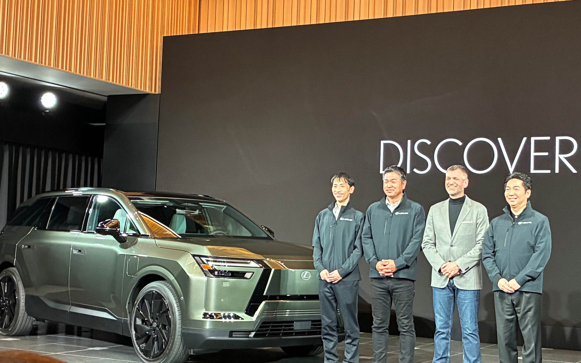 シモヤマでのサプライズ。左からTZのCE宮浦さん、LEXUSの渡辺プレジデント、執行役員のサイモン・ハンフリーズさん、プロジェクトチーフデザイナーの金杉さん