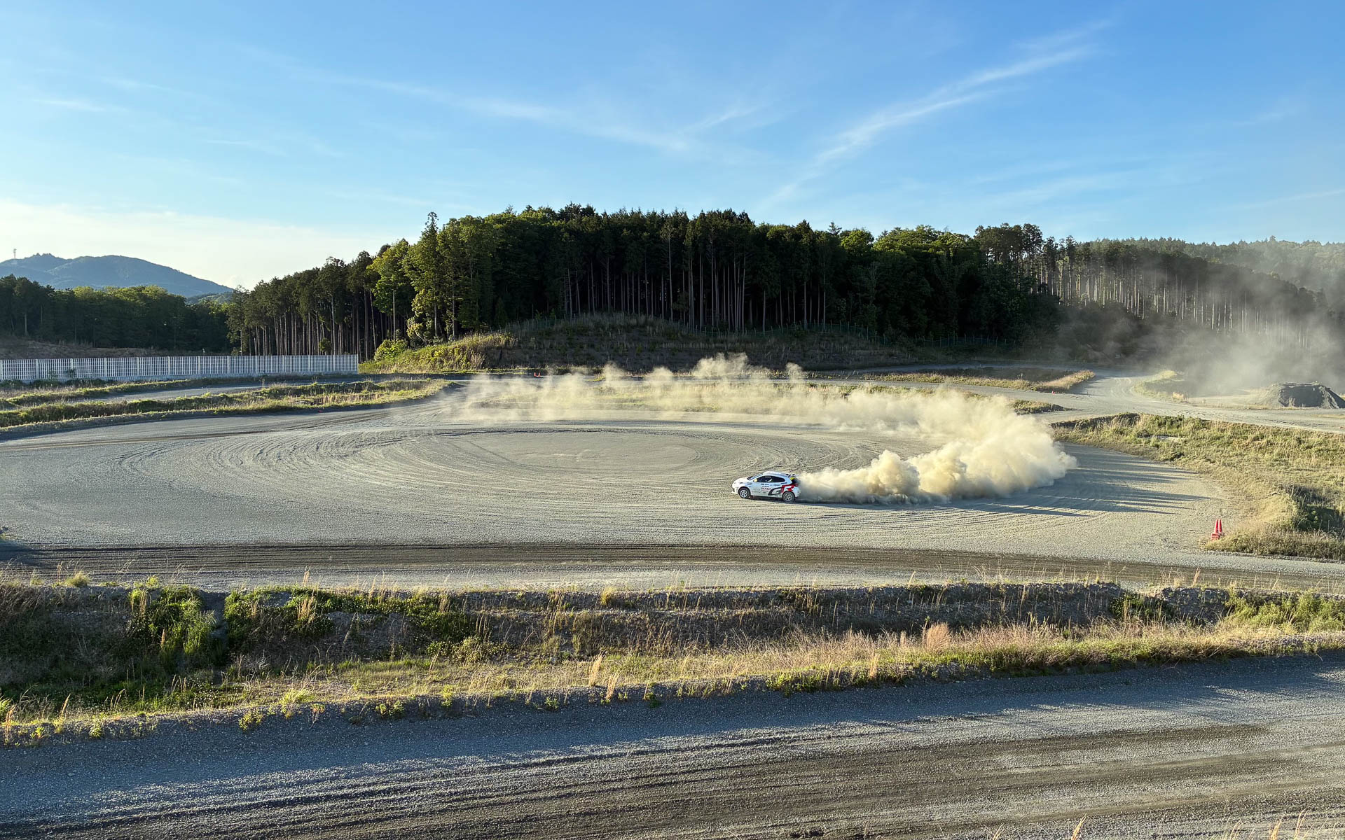 GRだけでなくLEXUSもグラベルの洗礼を受けるという。羨ましいです