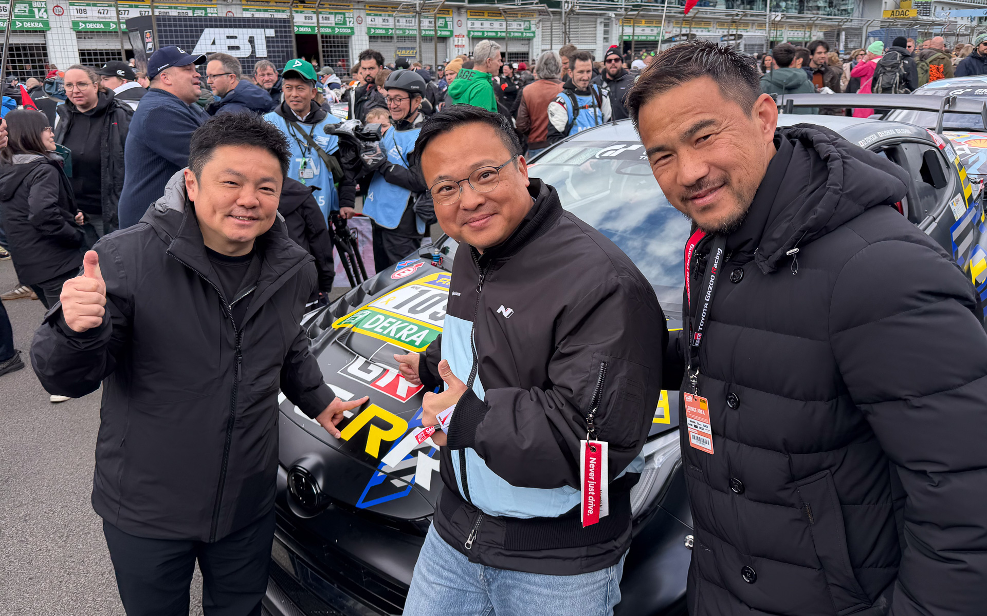 ニュルブルクリンク24時間レースに参戦している109号車 GRヤリスを応援に訪れた岡崎慎司氏（右）。ヒョンデNシリーズを開発するパク・ジュンウ氏（中央）、GRカンパニー プレジデント 髙橋智也氏と記念写真
