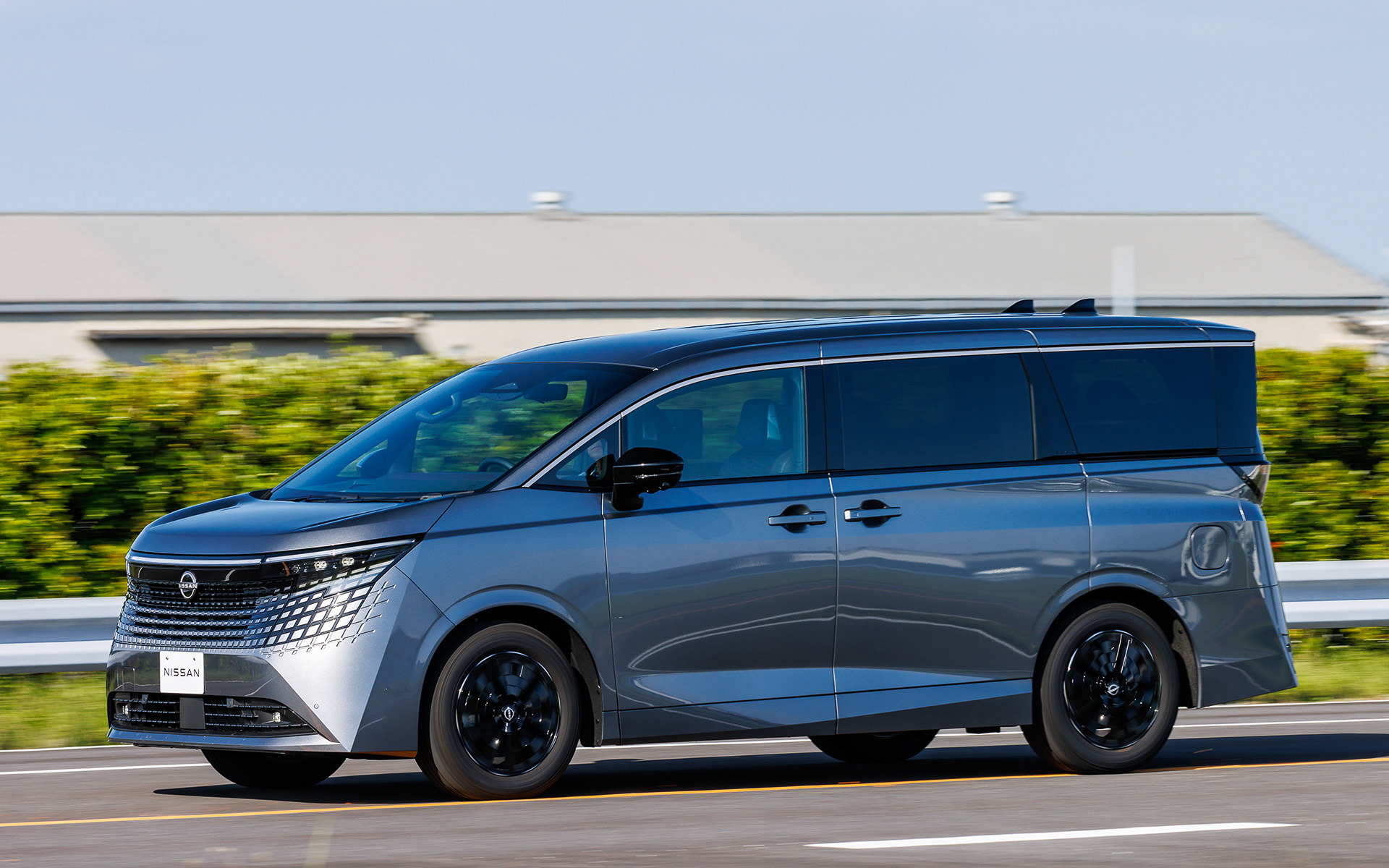 新型「エルグランド」（4代目）にテストコースで試乗した