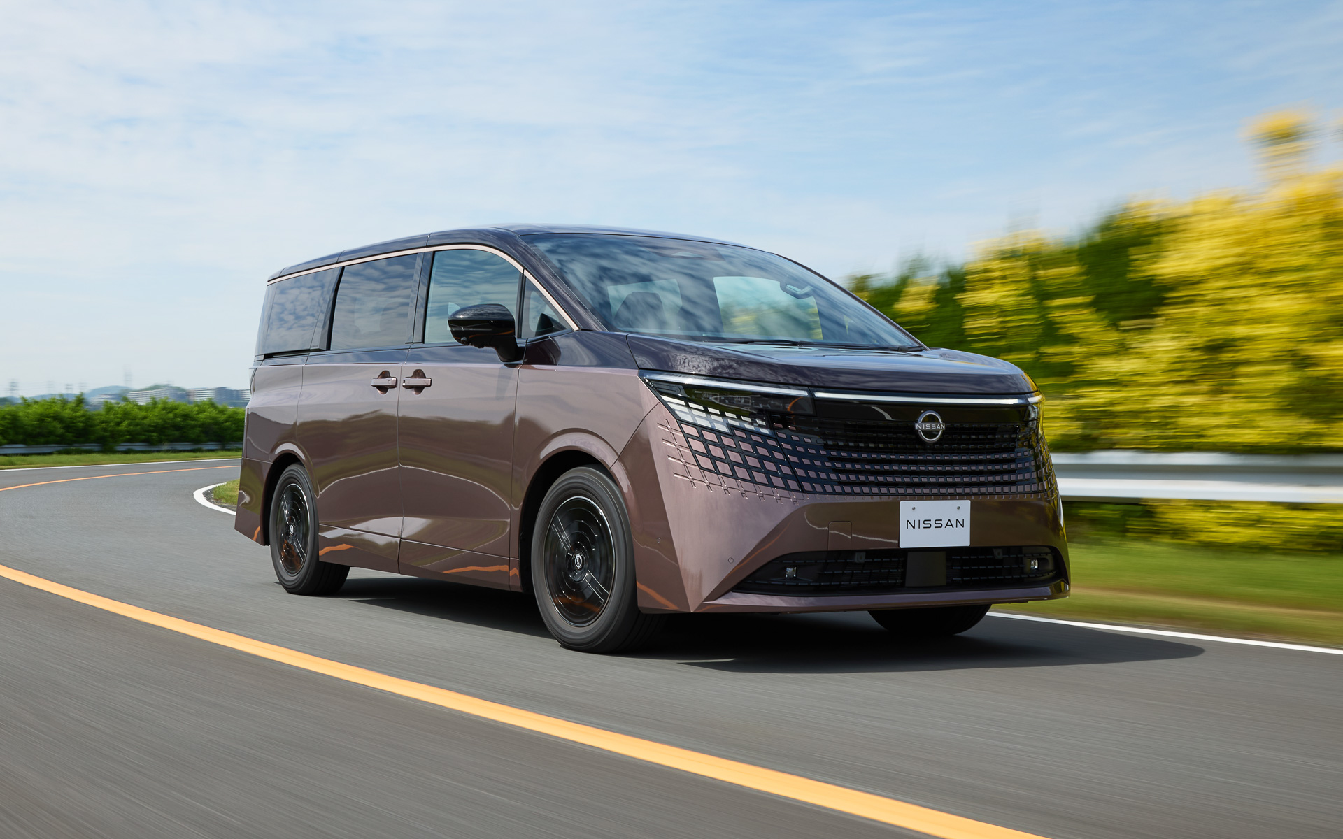 重さも大きさも感じさせず、運転しても快適な移動空間を実現した新型エルグランド。正式発売を楽しみに待ちたい