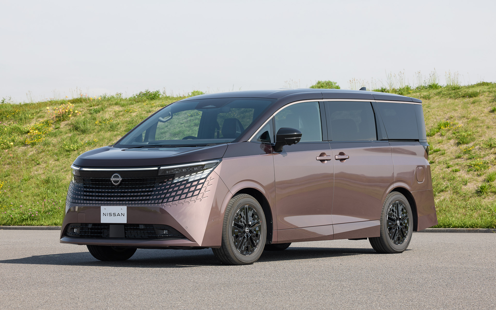 今回は正式発売前の新型「エルグランド」（4代目）に試乗する機会を得た。ボディサイズは4995×1895×1965mm（全長×全幅×全高）、ホイールベース3000mm（日産測定値）とアナウンスされている