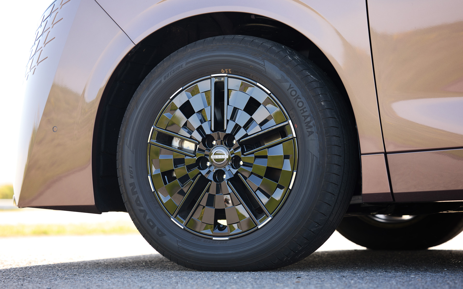 タイヤは横浜ゴム「ADVAN V61」（235/60R18）をセット