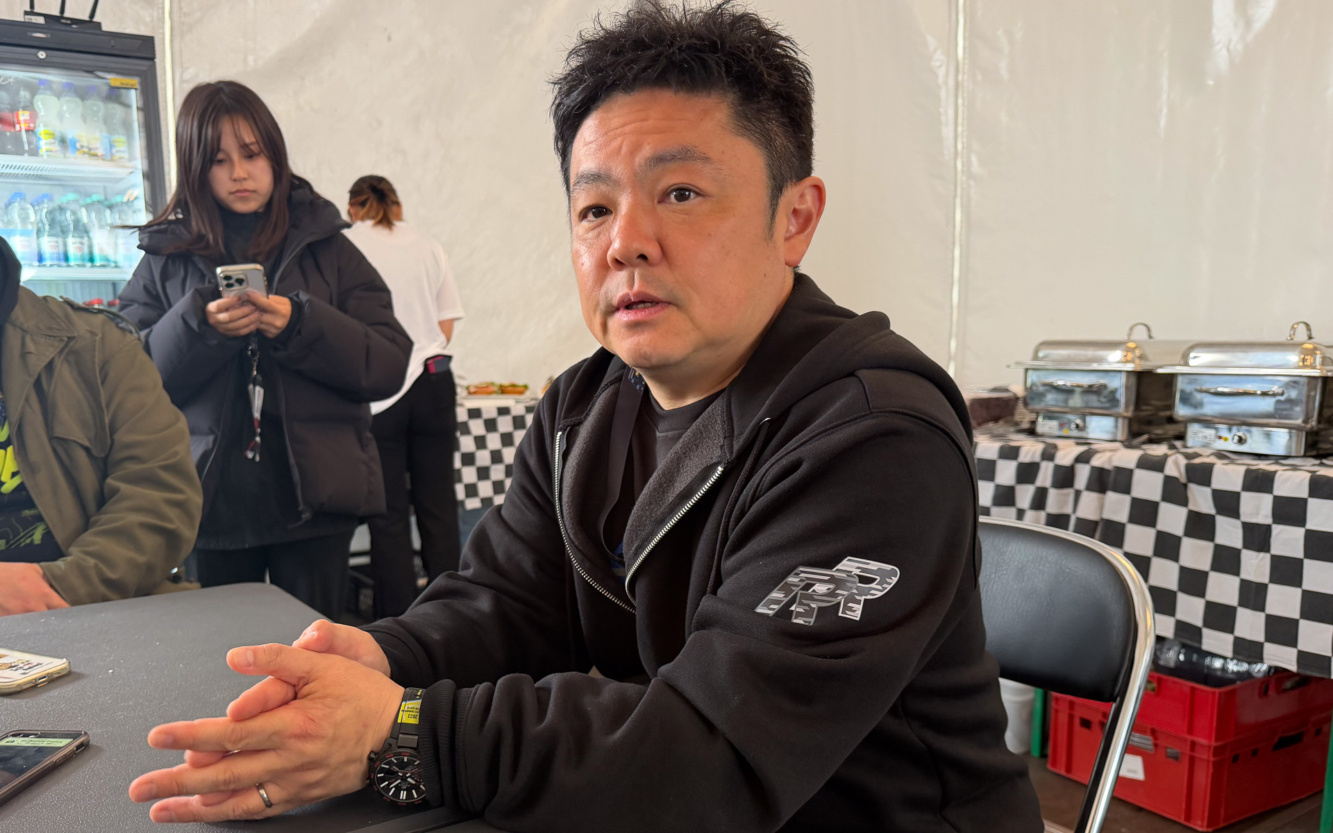 現在の状況を説明する高橋プレジデント。前後の振動が出ており、解決のために5～6時間かかる作業を行なうという