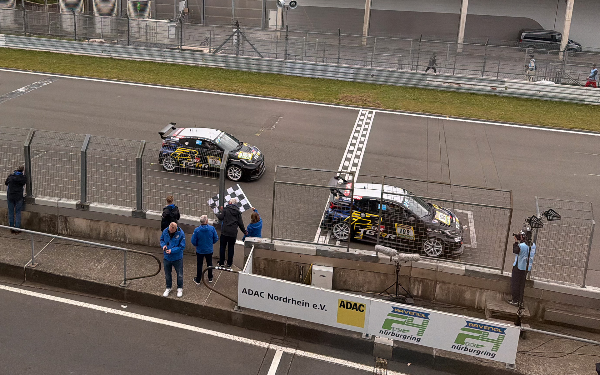 ゴールする109号車GRヤリス、ドライバーはモリゾウ選手こと豊田章男会長
