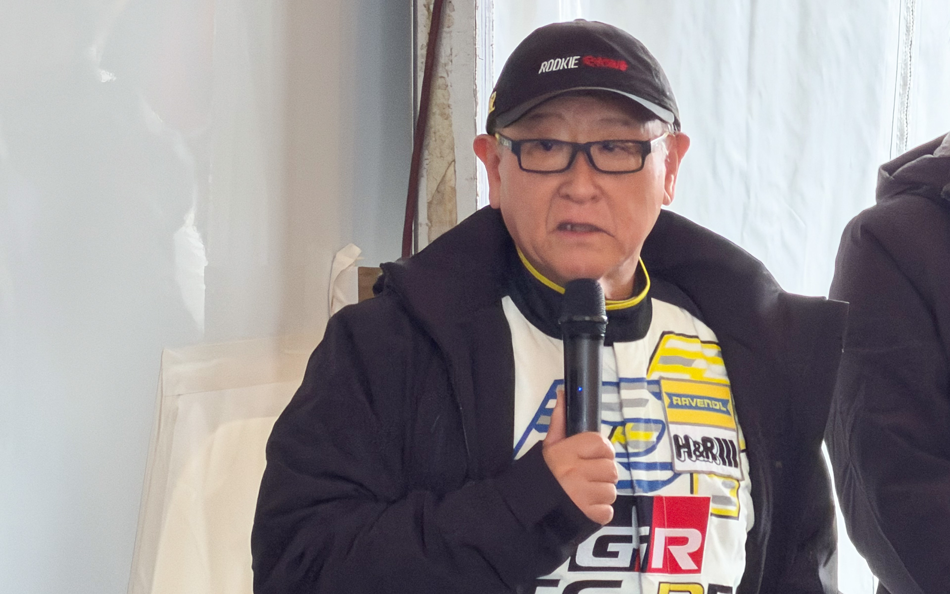 最終スティントを走りきった直後、終礼にのぞむモリゾウ選手こと豊田章男会長