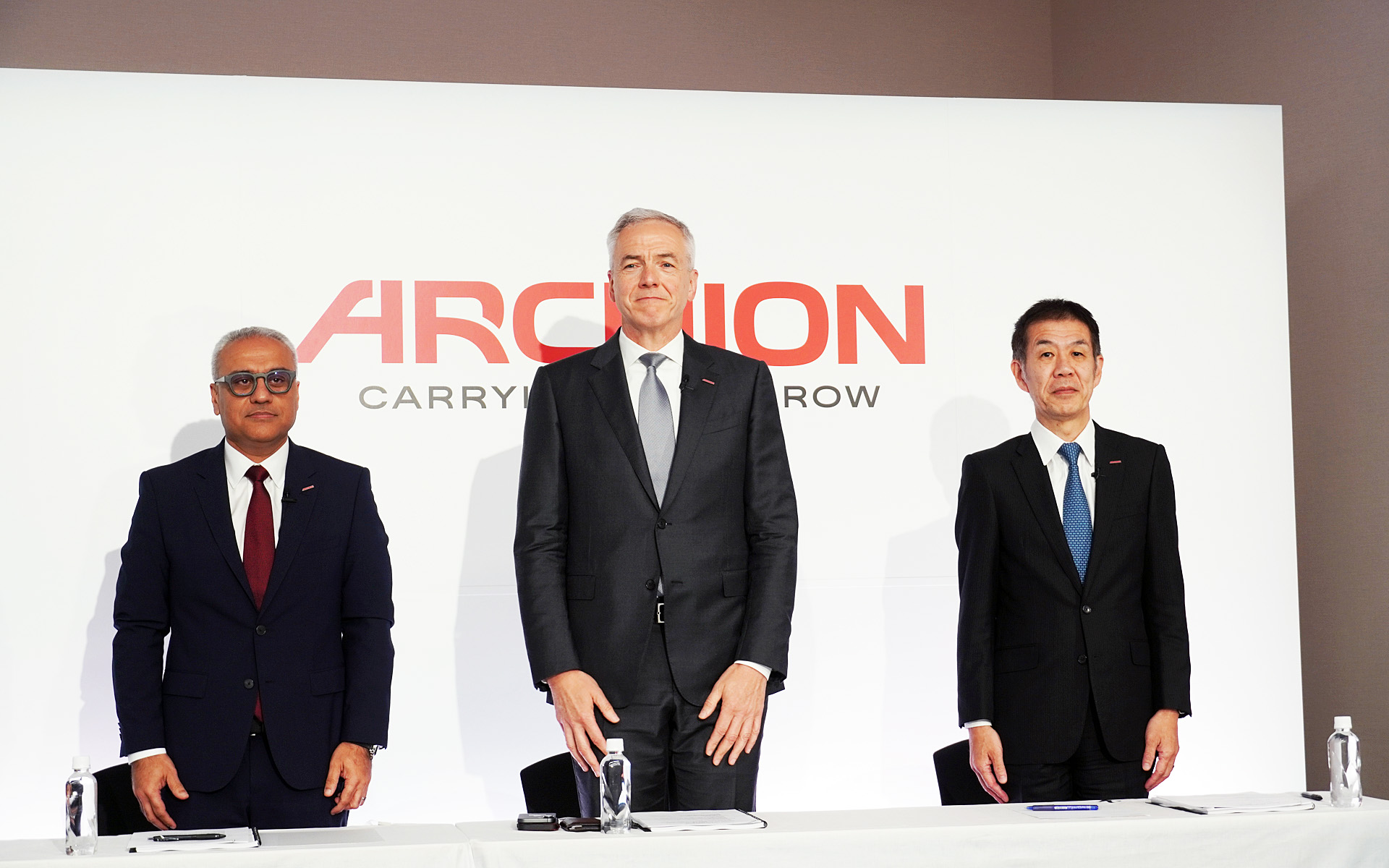 会見を行なうARCHION（アーチオン）株式会社 代表取締役社長 CEOのカール・デッペン氏（中央）、代表取締役 CFOのヘタル・ラリギ氏（左）、取締役 CTOの小木曽聡氏（右）