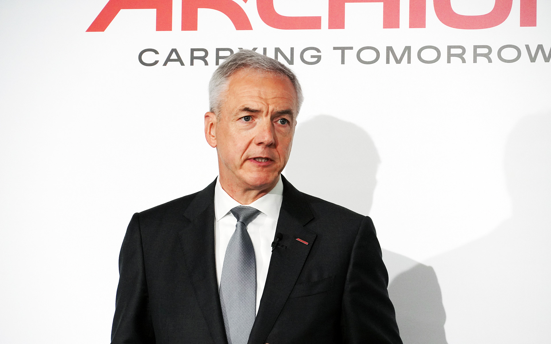中期経営計画を発表するカール・デッペン氏