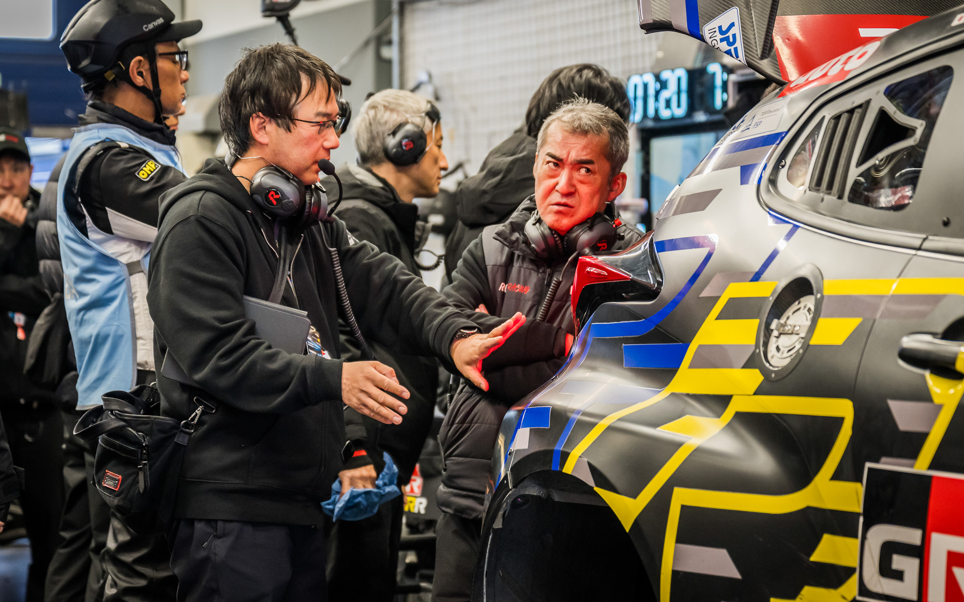 24時間レース参戦中のGRヤリスを襲った原因不明の前後振動に対し、トヨタ自動車とルーキーレーシングはパワートレーン、ドライブトレーンを全交換するという決断でリタイアを回避。チェッカーフラッグまで導いた