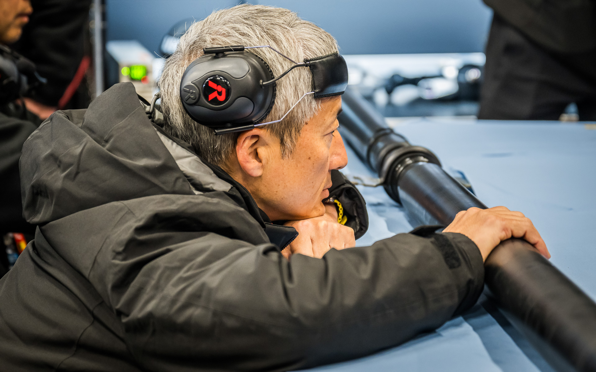 GRヤリスシリーズ全体の開発責任者であるトヨタ自動車株式会社 GAZOO Racing Company 齋藤尚彦氏。リア駆動用プロペラシャフトを前に何を思っているのだろうか？