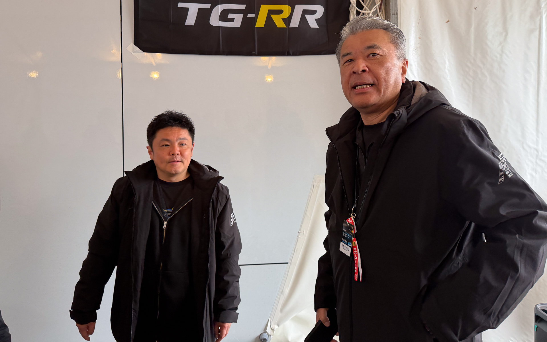 決勝レース終了後、パワートレーン、ドライブトレーンの全交換作業について答えるトヨタ自動車株式会社 GAZOO Racing Company カンパニープレジデント 高橋智也氏（左）と、トヨタの技術を統括するトヨタ自動車株式会社 副社長兼CTO 中嶋裕樹氏（右）。中嶋副社長は、2026年から発足したトヨタレーシングのリーダーでもあり、ル・マン24時間レースの必勝を掲げている
