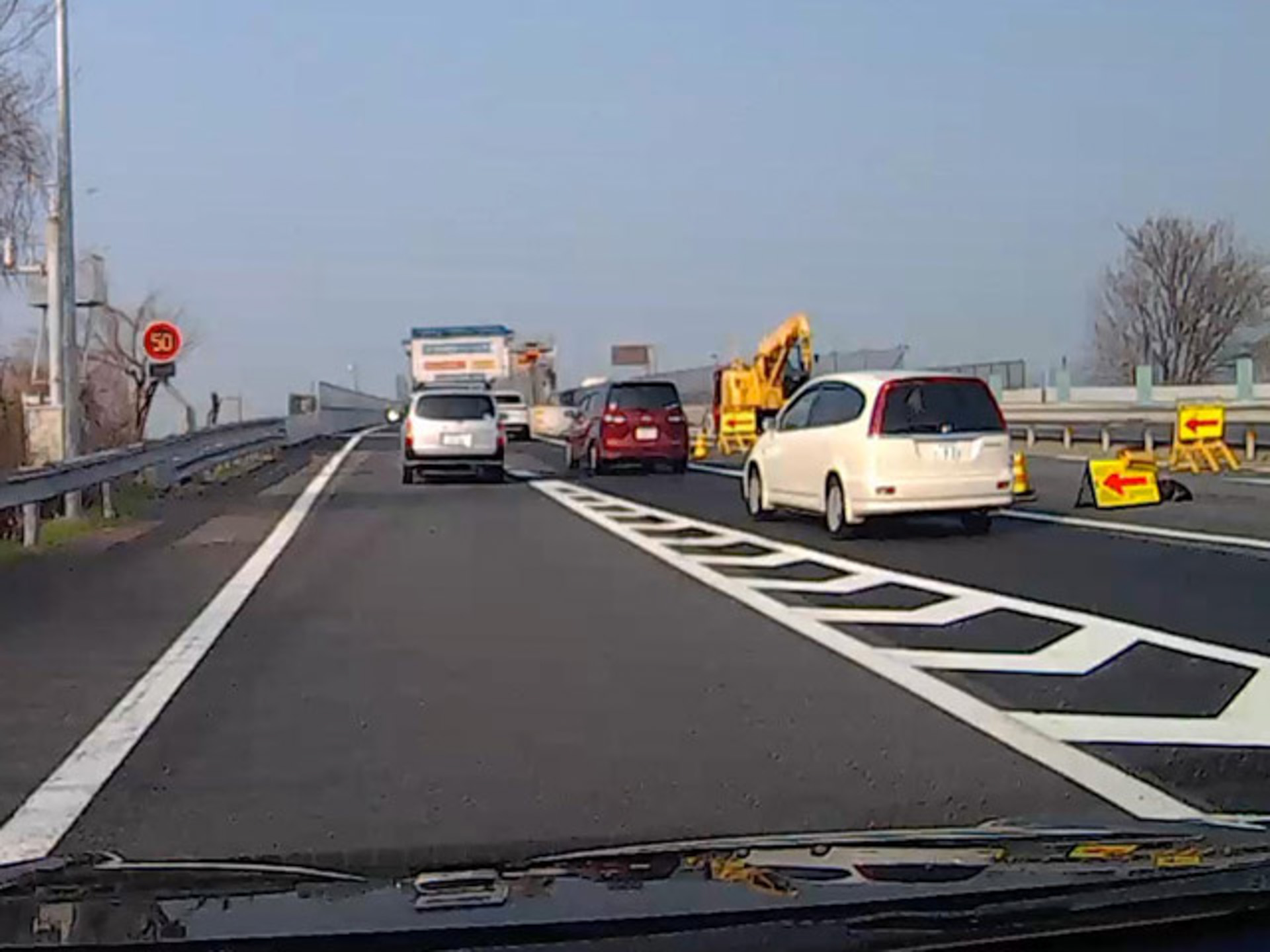 1車線に規制された本線に蟹江ICから合流