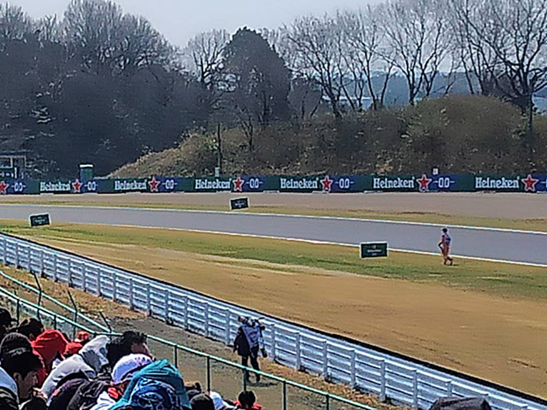 バスを降りてスプーン入口に向かう筆者。息子がスマホで撮って送ってきた