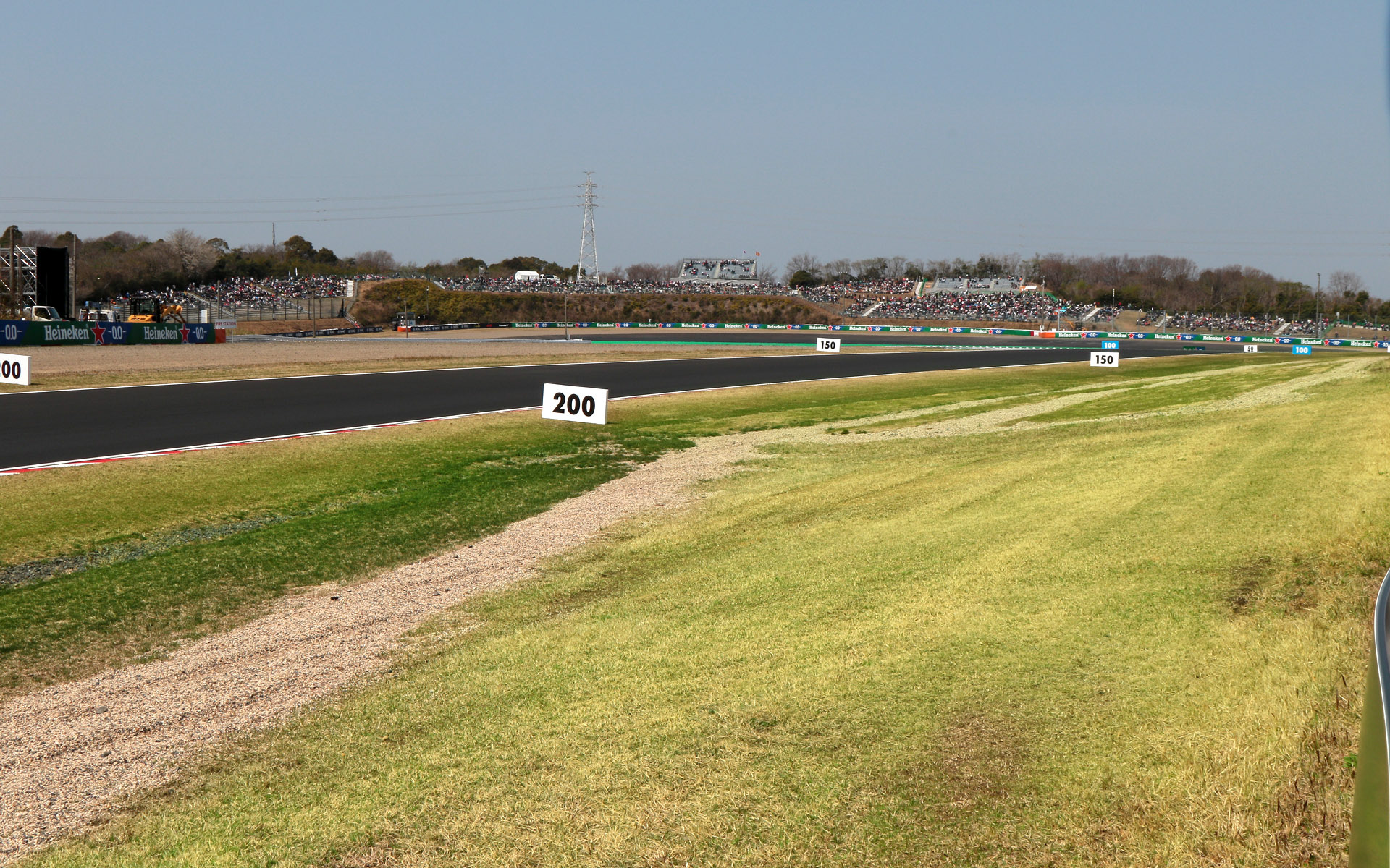 スプーン入口から撮影ポイントの確認を開始。スプーンにも設置された仮設スタンドが見える