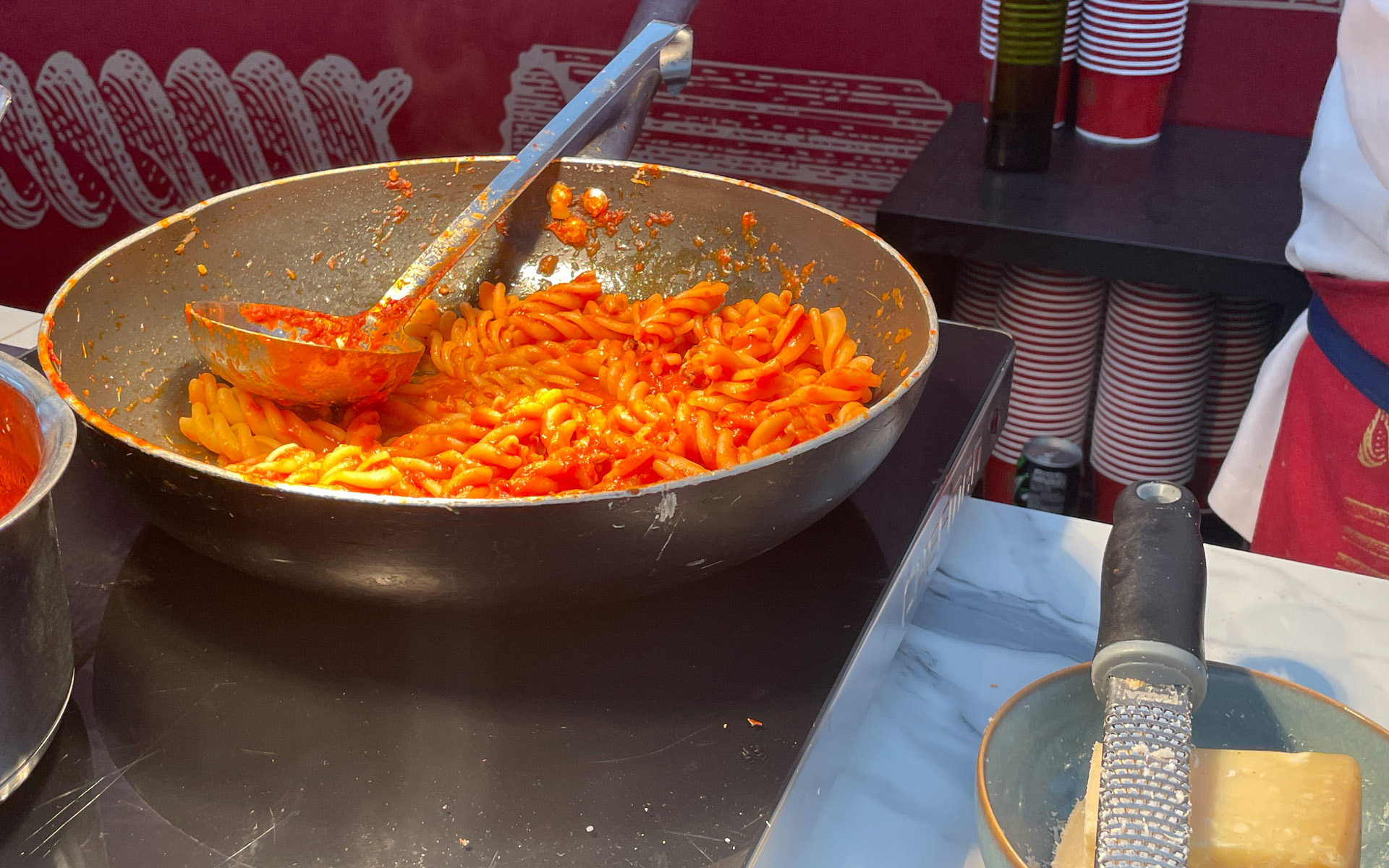 2種類のパスタ・ソースを選ぶことができる。もちろん複数も可
