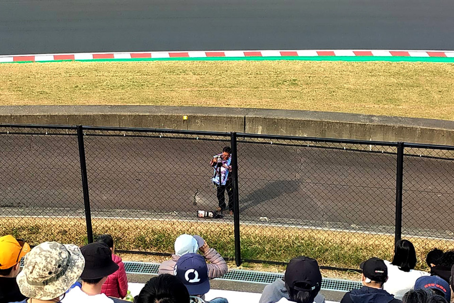 逆バンク側の斜面の短いところにサンニッパ付きのカメラを置き、望遠ズームを持って土手を登る（息子がスマホで撮影）