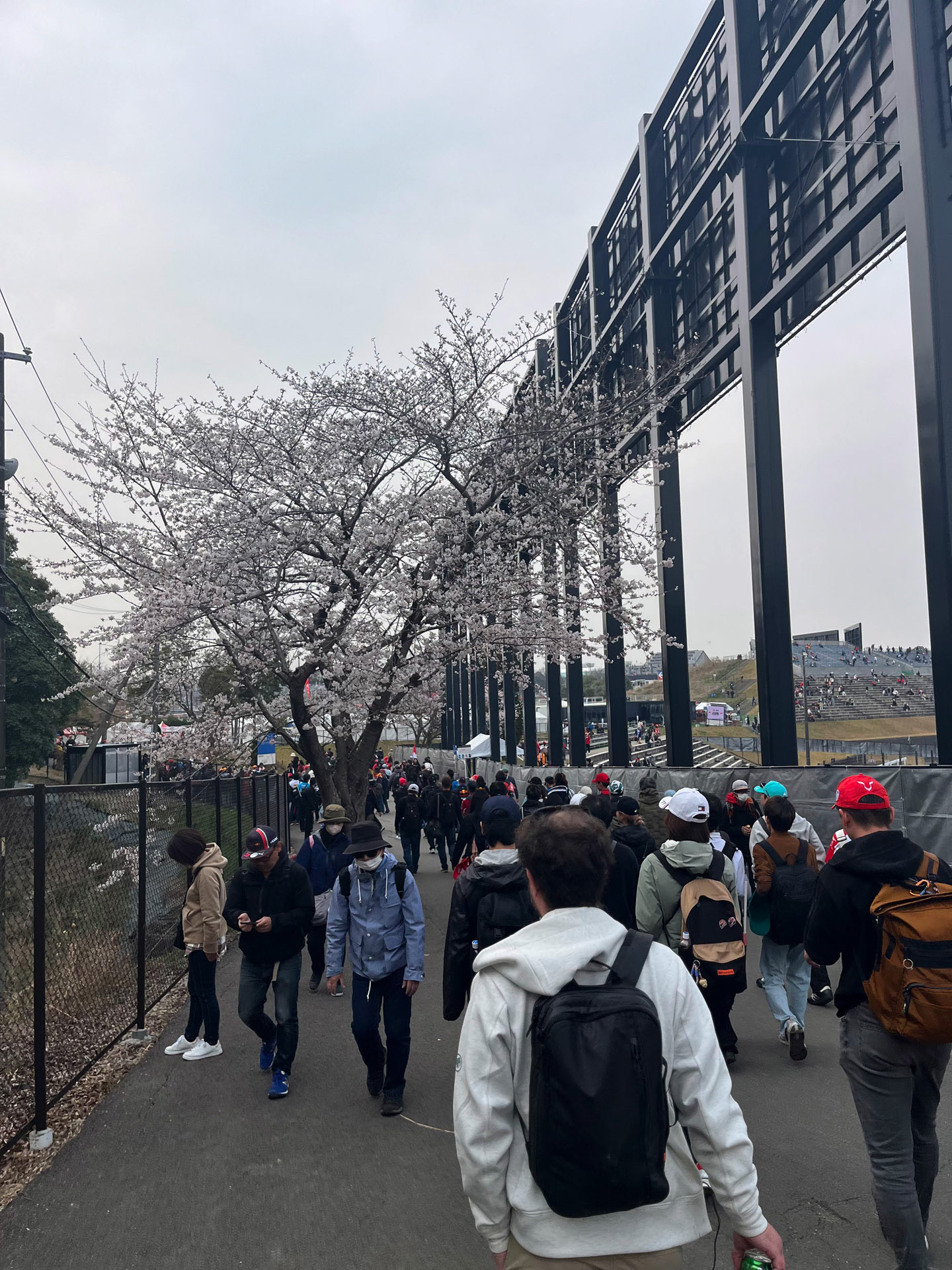 16時13分、逆バンク裏の通路