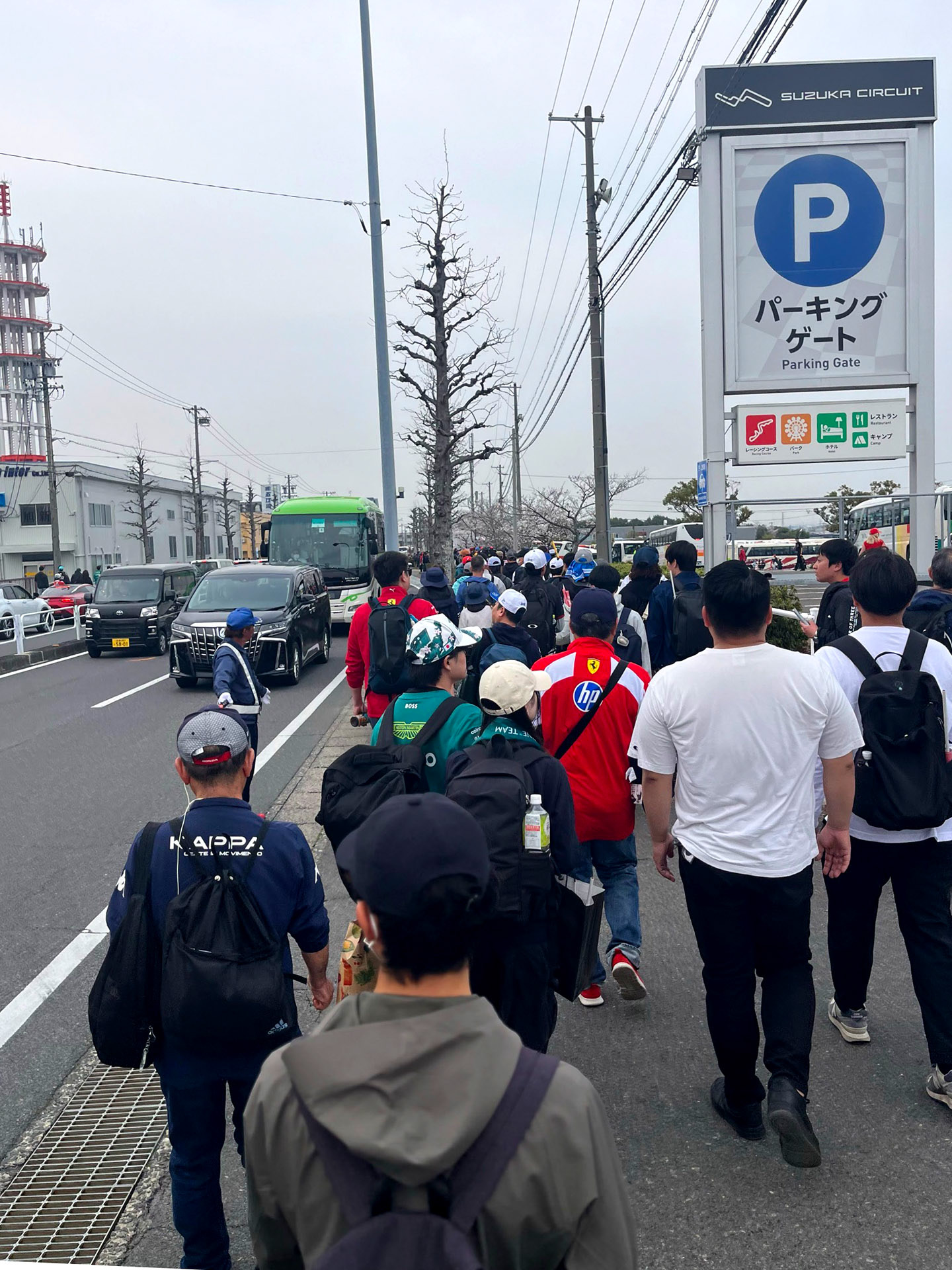 16時36分、駐車場の入口、パーキングゲート前