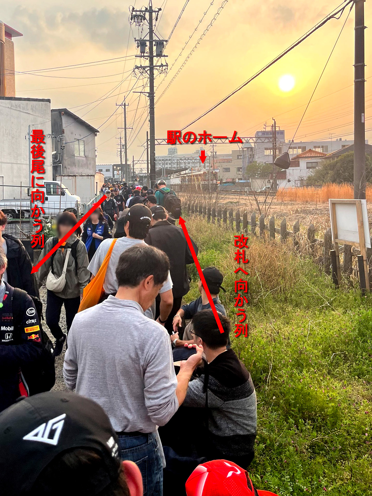 17時11分、近鉄平田町駅の改札まで並ぶ