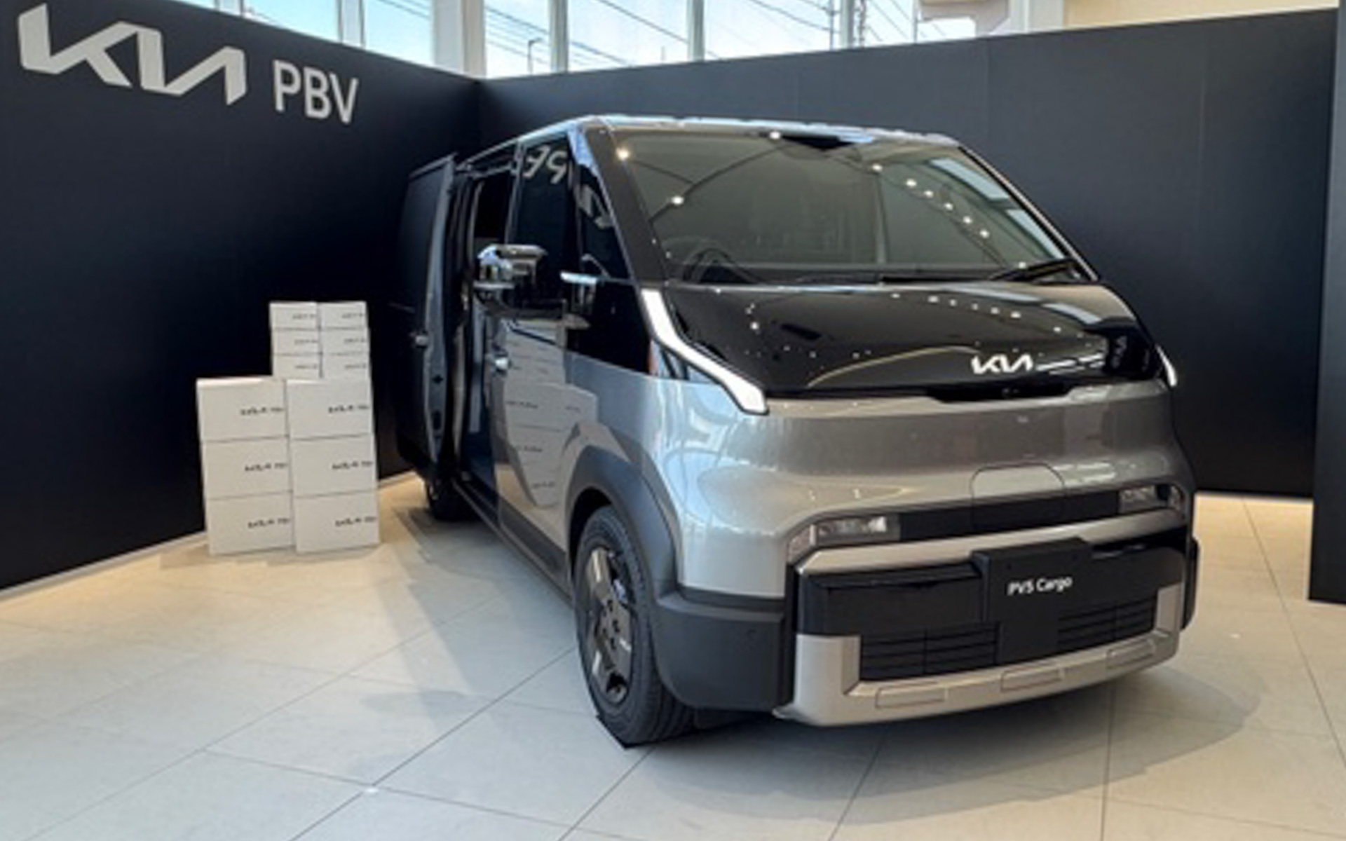 東京都西東京市の新青梅街道沿いにオープンした「Kia PBV 東京西」で行なわれた日本初上陸発表会。配送シーンをイメージしたPV5カーゴがドーンと展示されていました