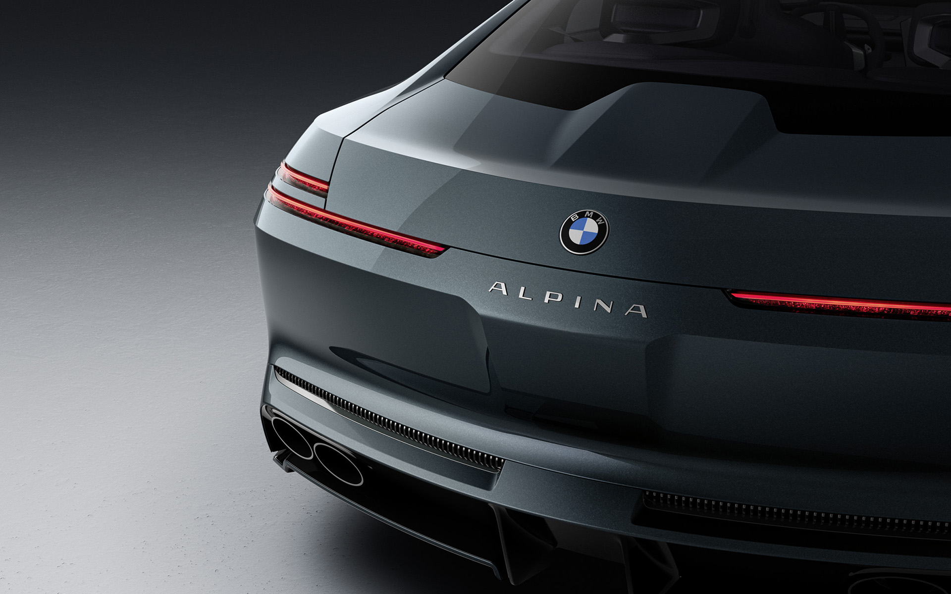 LEDのキドニーとともに「ALPINA」の文字が印象的なフロントまわり。リアの中央にはBMWとALPINAのバッヂが備わる